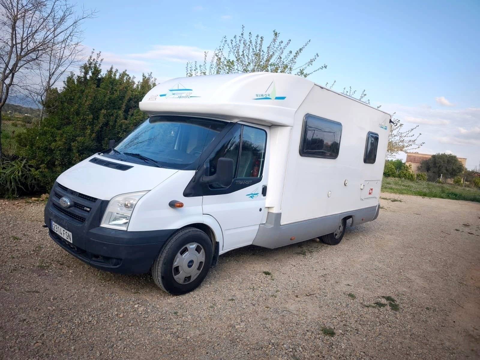 Vista del vehicle angle davanter Ford Transit - Yescapa