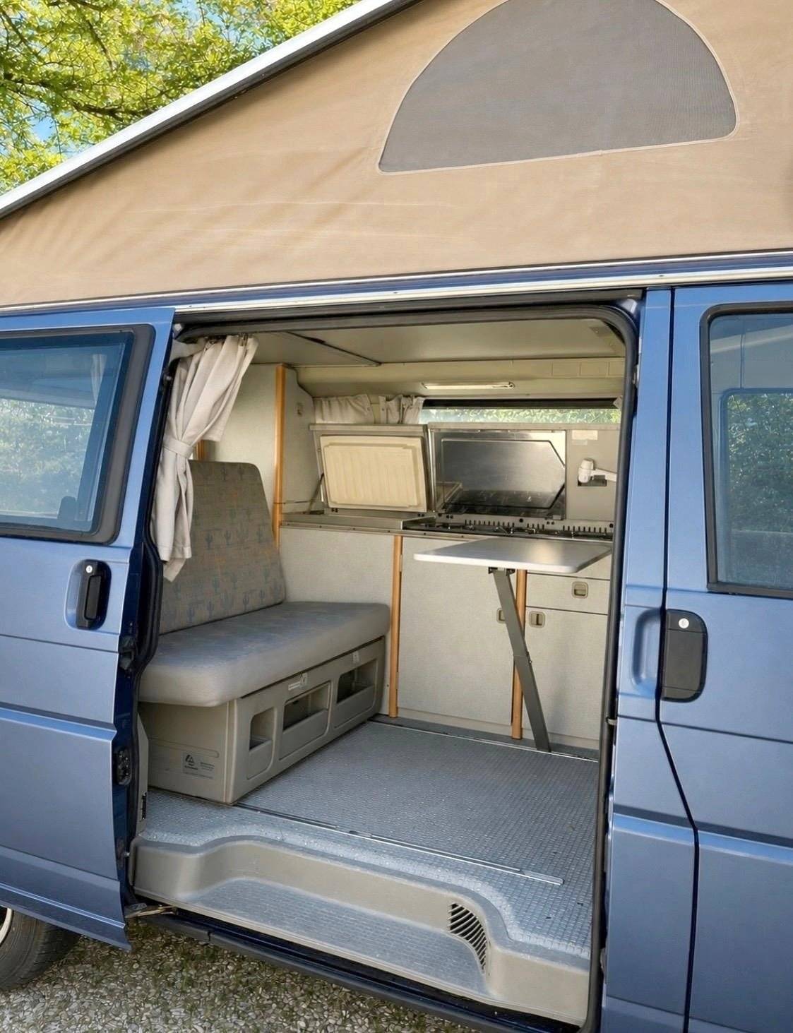 Dining Area Volkswagen California T4 2.5 TDI 102cv - Yescapa