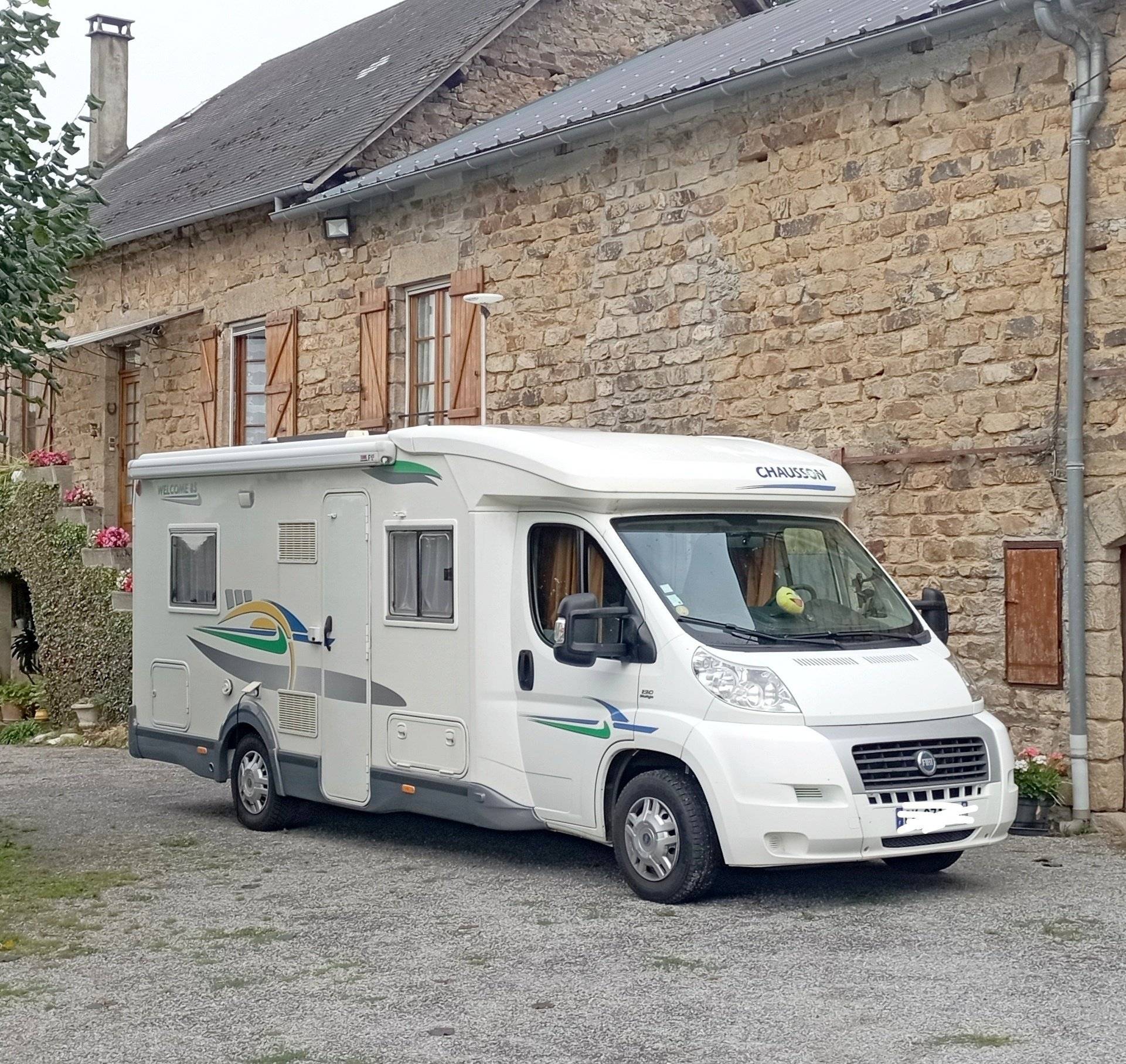 schräge Vorderansicht Fiat 2,3 l 130 ch. - Yescapa