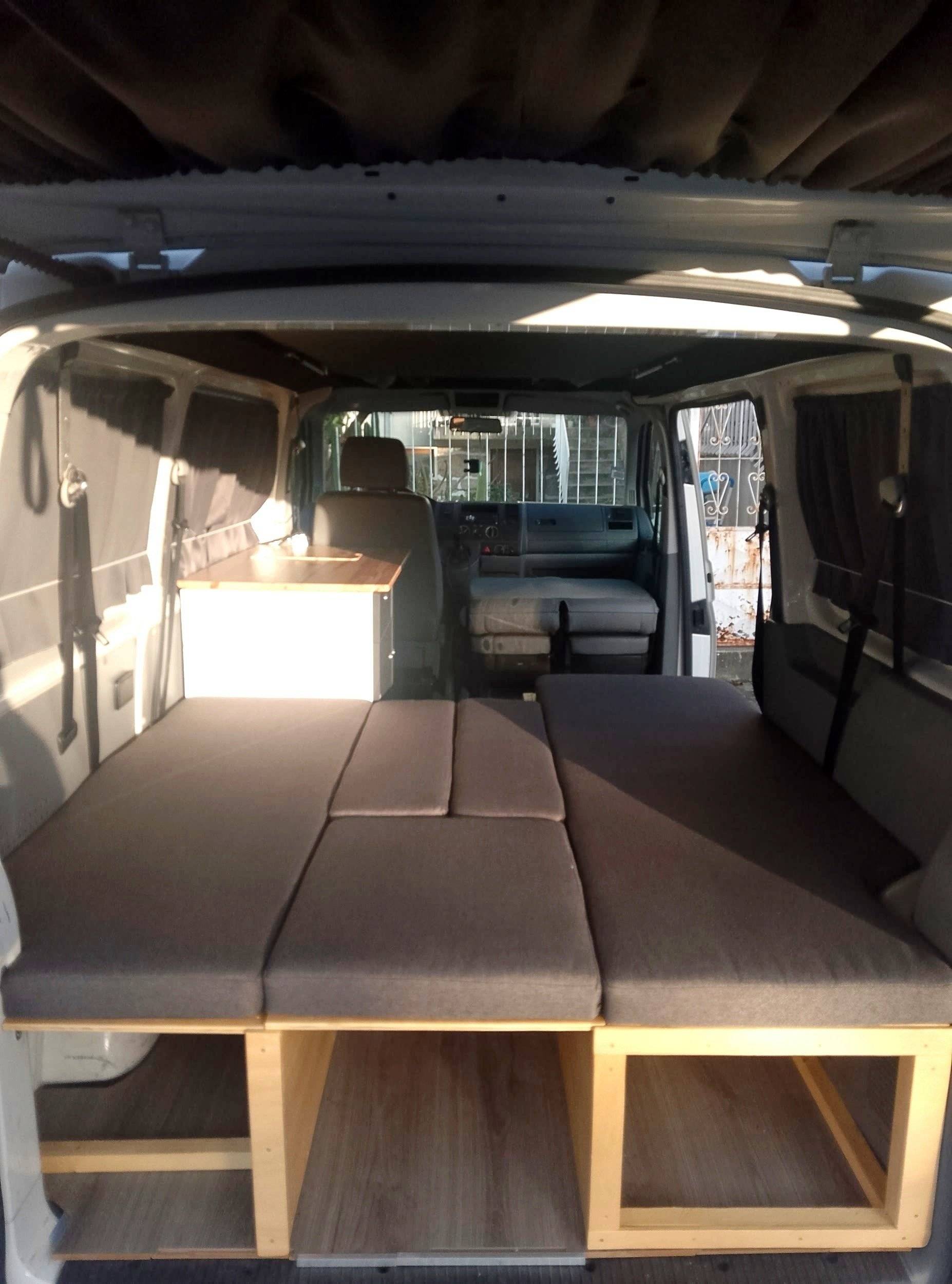 Dining Area Volkswagen T5 1,9 l 102 ch - Yescapa