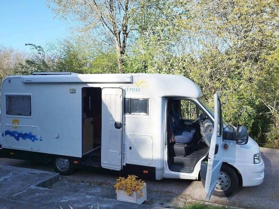 Vue avant de 3/4 Fiat - Yescapa