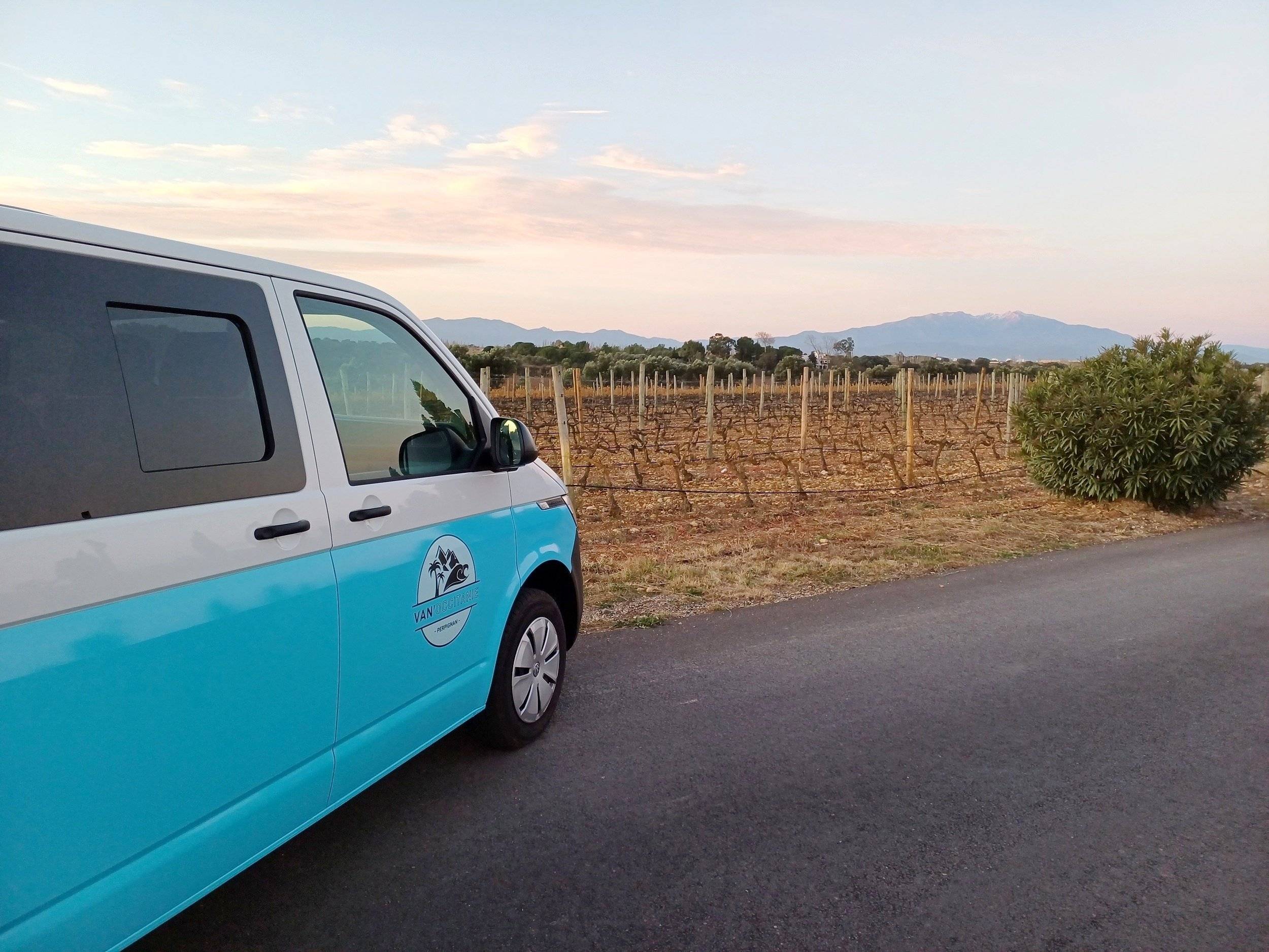 pyrénéens van perpignan camper van bleu satin