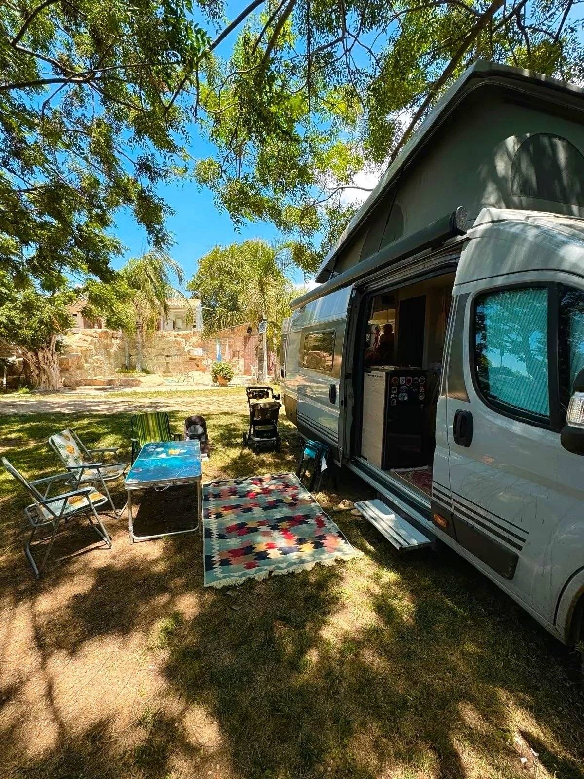 Vista frontale a ¾ Fiat Ducato 2,2 l Multijet 100 ch. - Yescapa