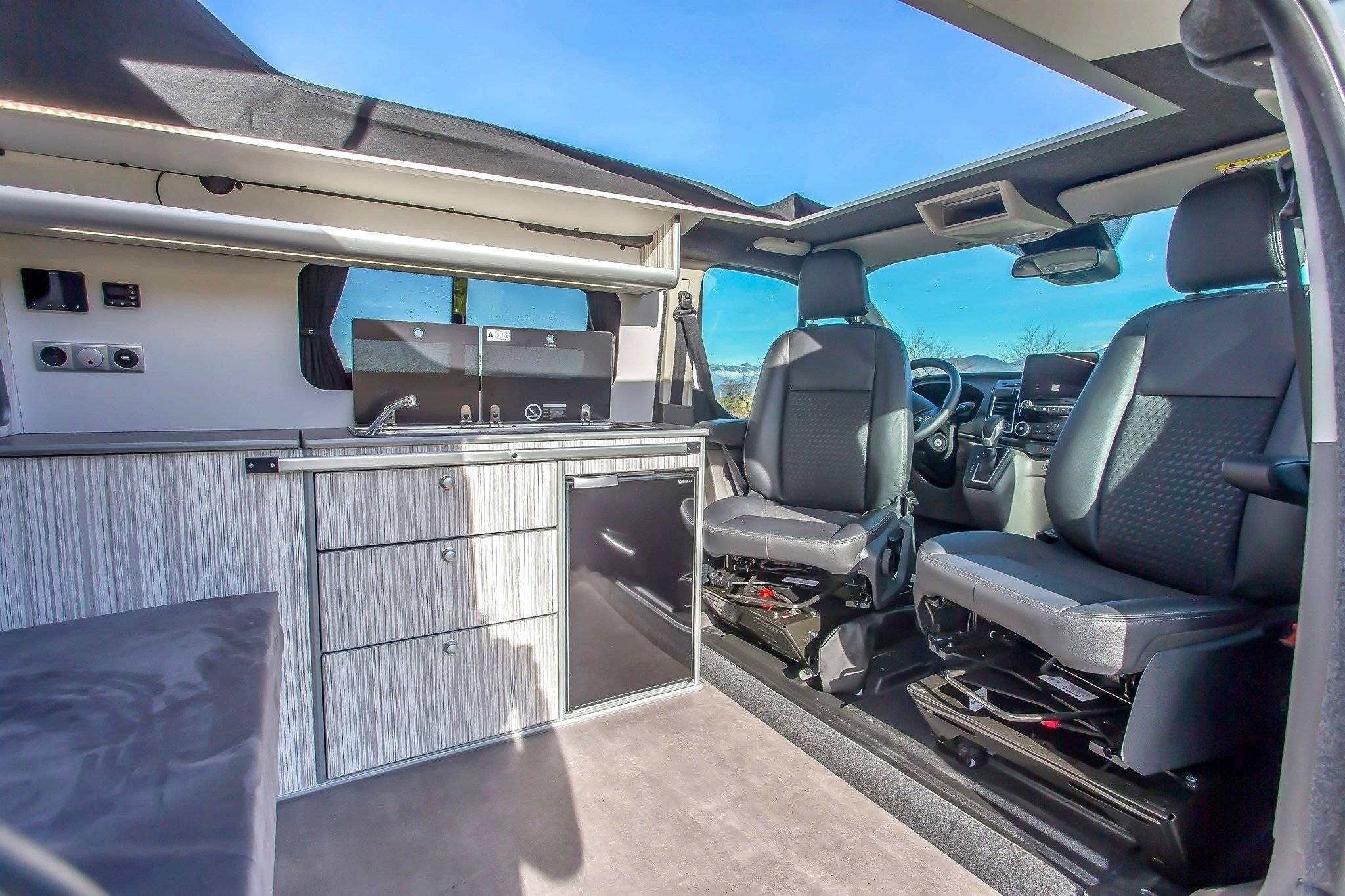Driver's compartment Ford Custom 2,2 l 130 ch - Yescapa