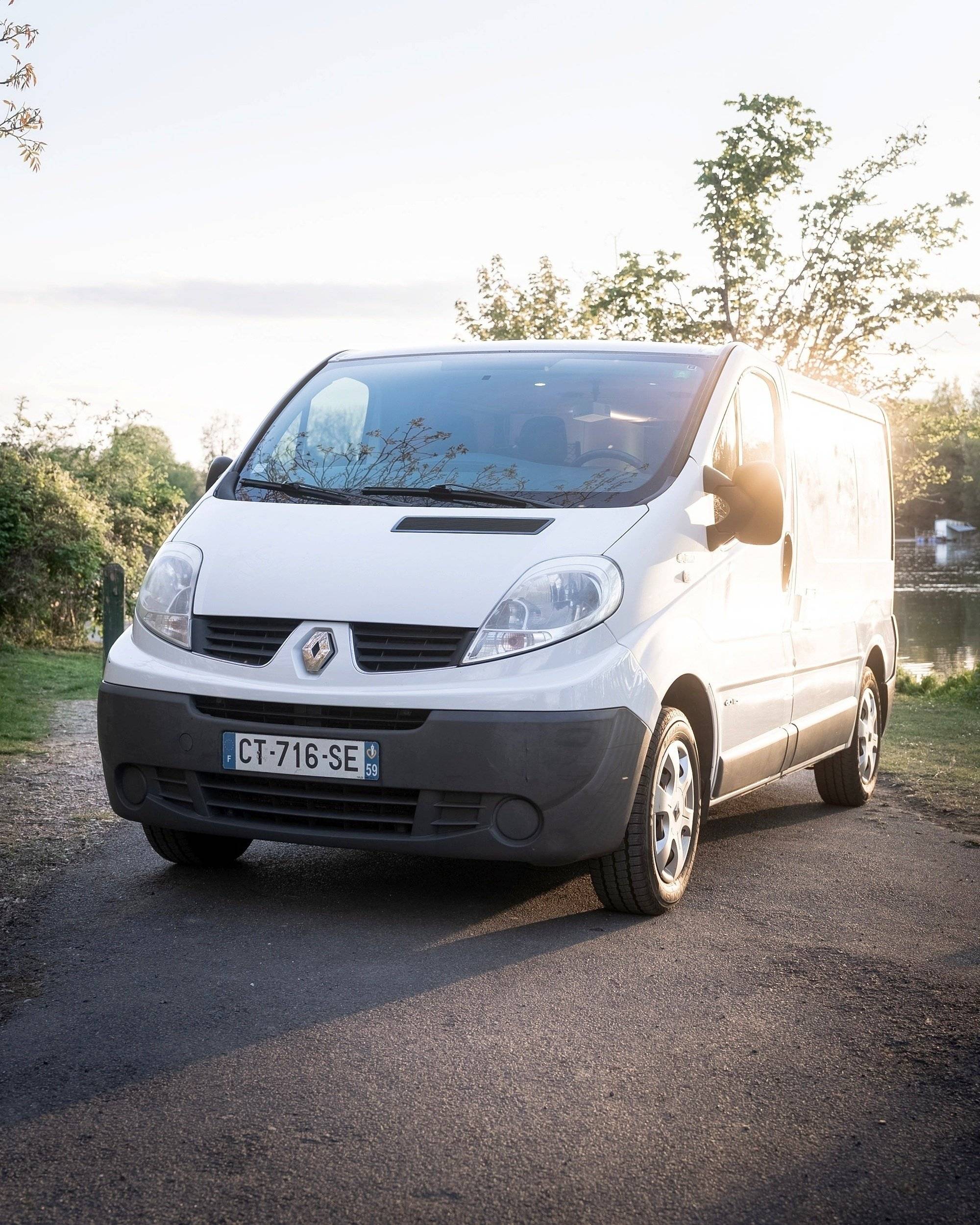 Front view from 3/4 Renault Trafic 2 l 115 ch - Yescapa