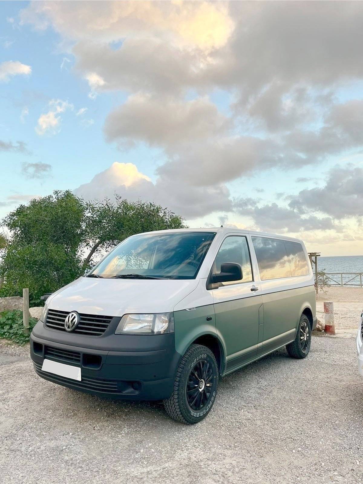 Vue avant de 3/4 Volkswagen T5 TDI 104 ch - Yescapa