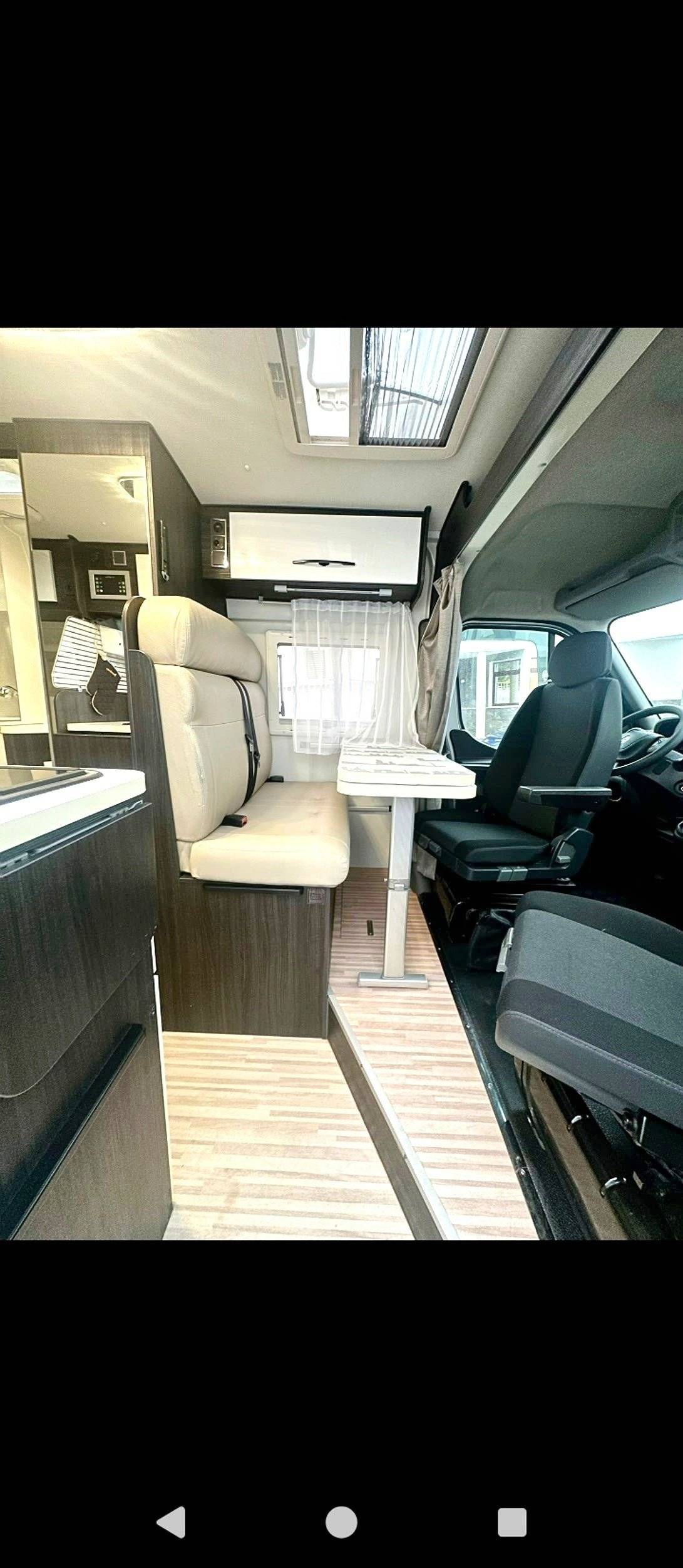Área de jantar Renault Master 2,3 l 145 ch - Yescapa
