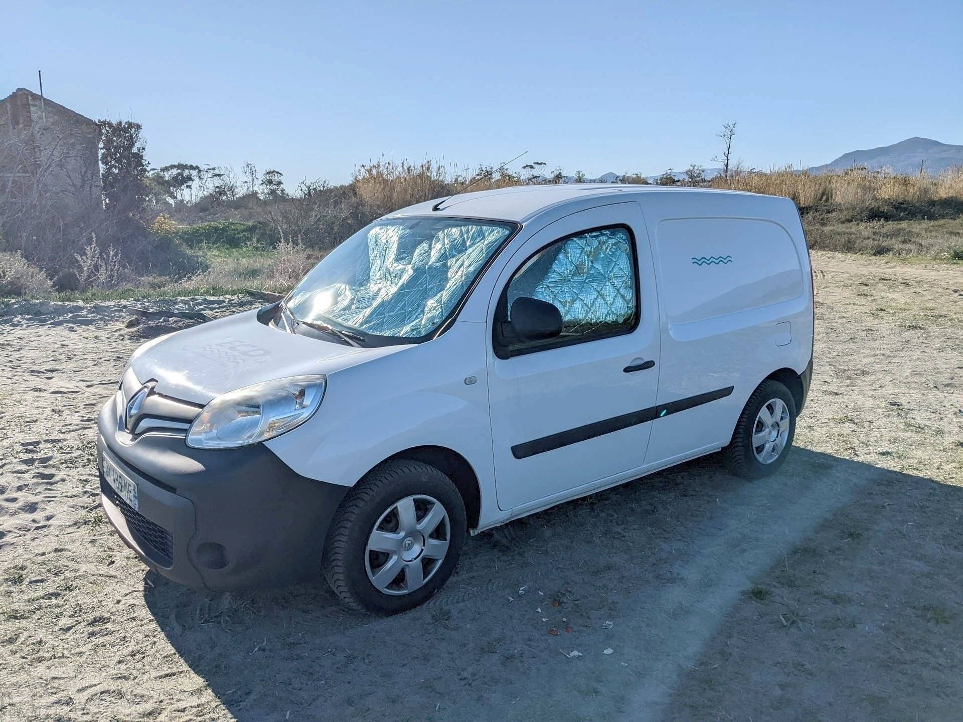 Vista frontale a ¾ Renault Kangoo 1,5 l DCI 105 ch - Yescapa