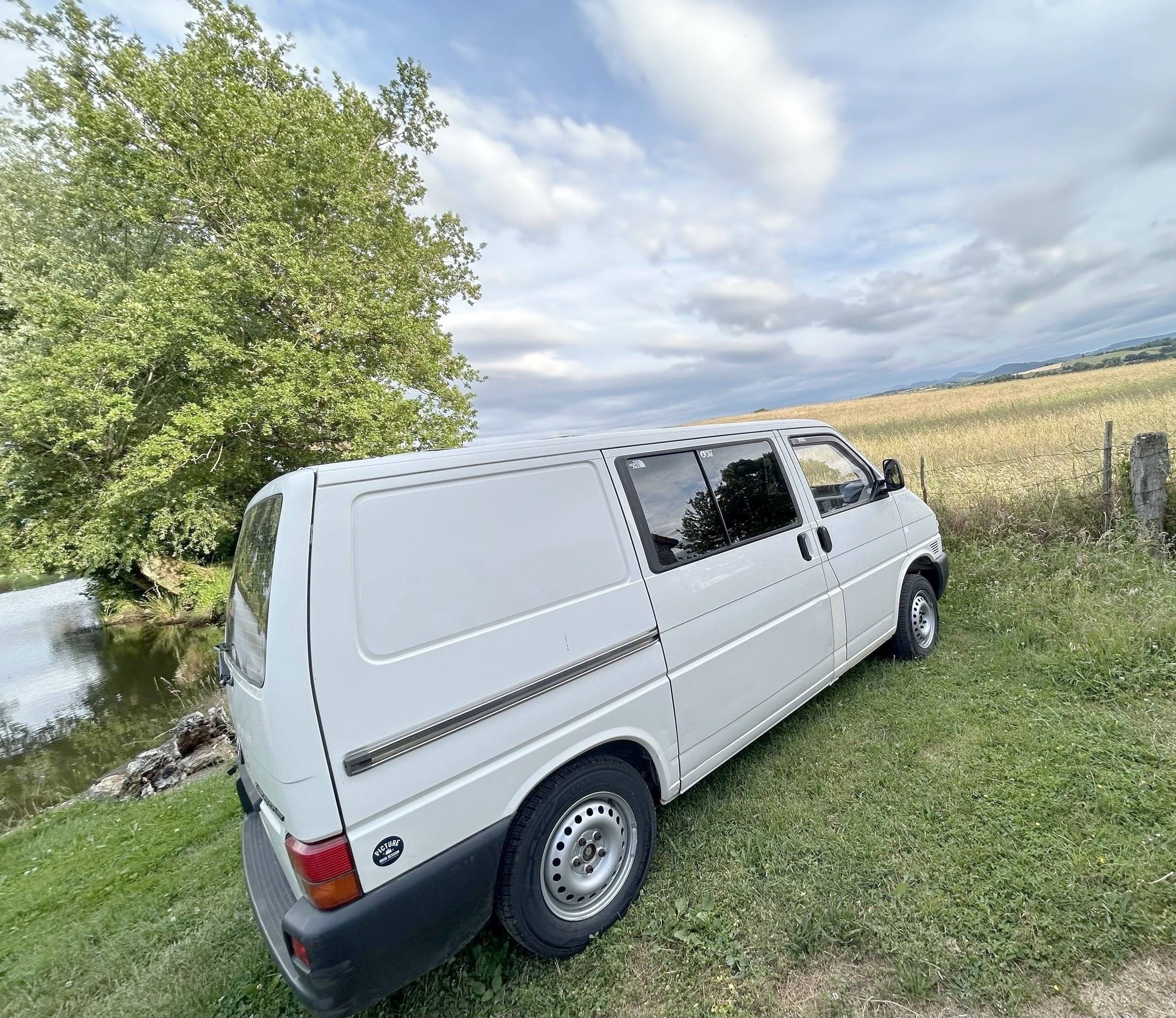 schräge Vorderansicht Volkswagen Transporter T4 2.4D - Yescapa