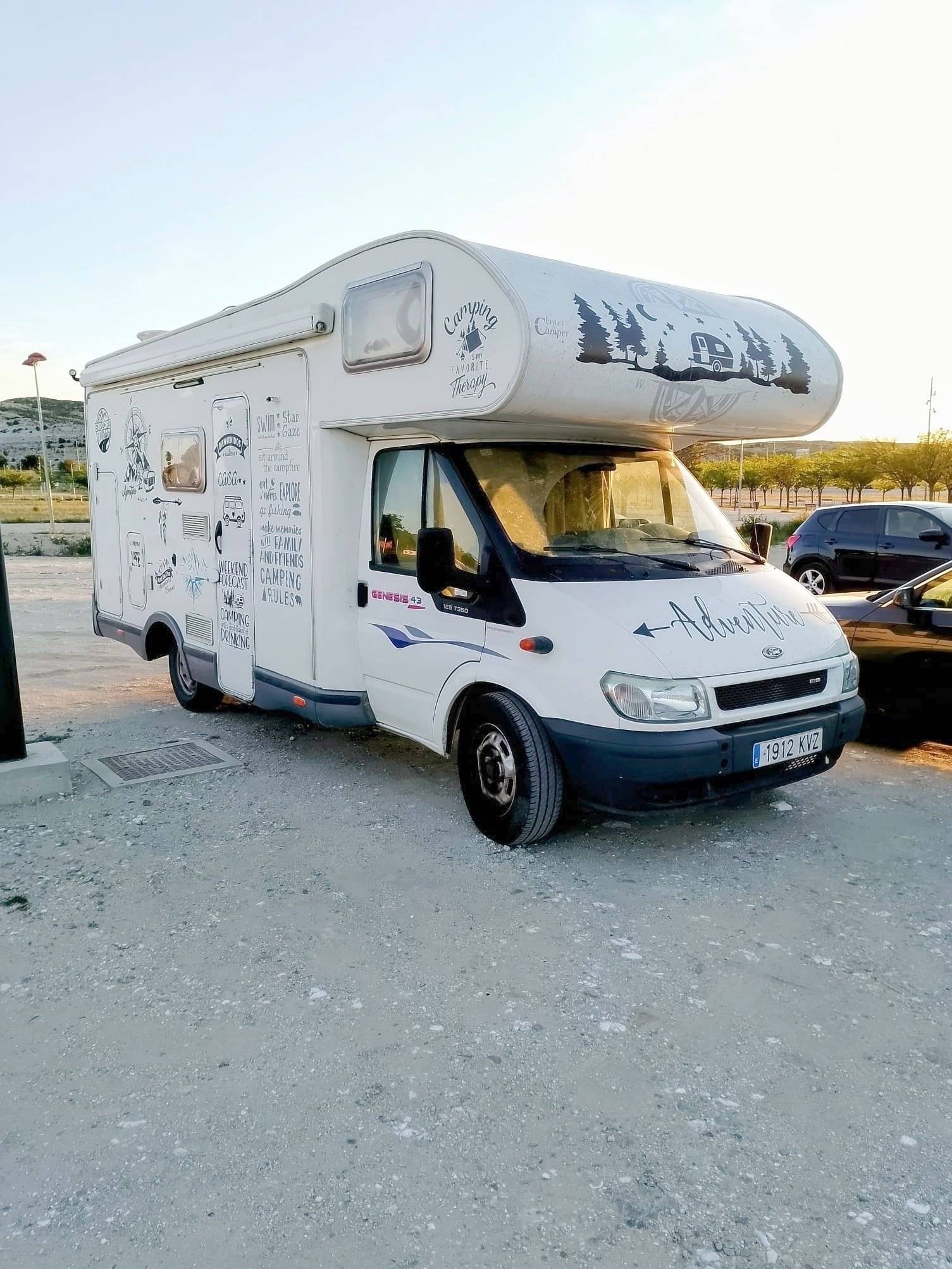 Vista del vehículo ángulo delantero Ford Transit 2,0 l 130 ch - Yescapa