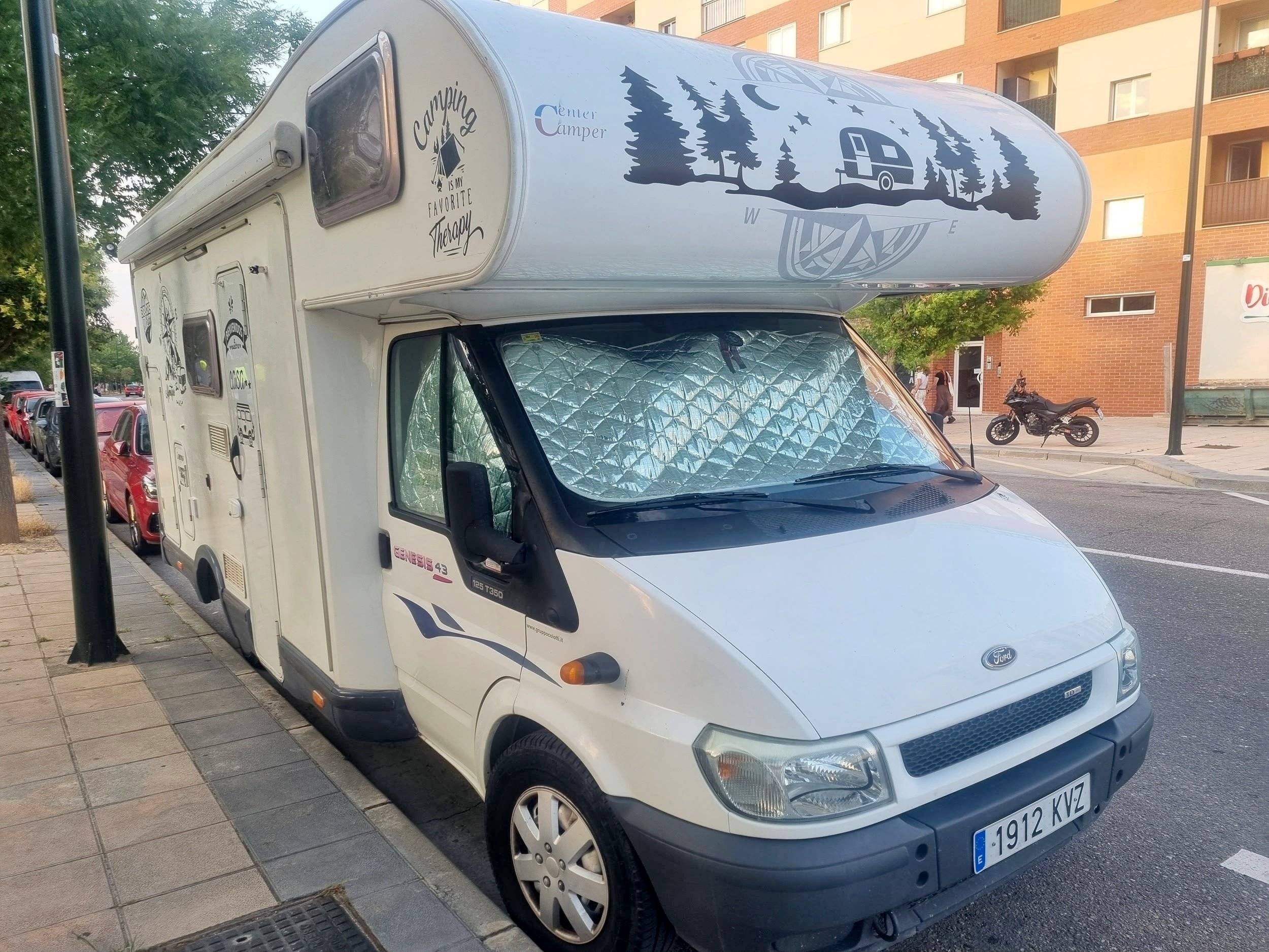 Vue avant de 3/4 Ford Transit 2,0 l 130 ch - Yescapa