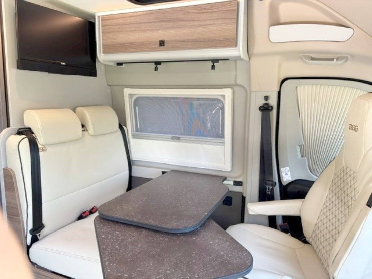 Área de jantar Fiat Ducato 2,2 l Multijet 130 ch. - Yescapa