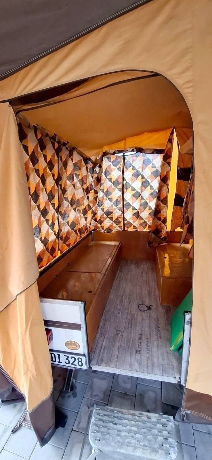 Dining Area Ford - Yescapa