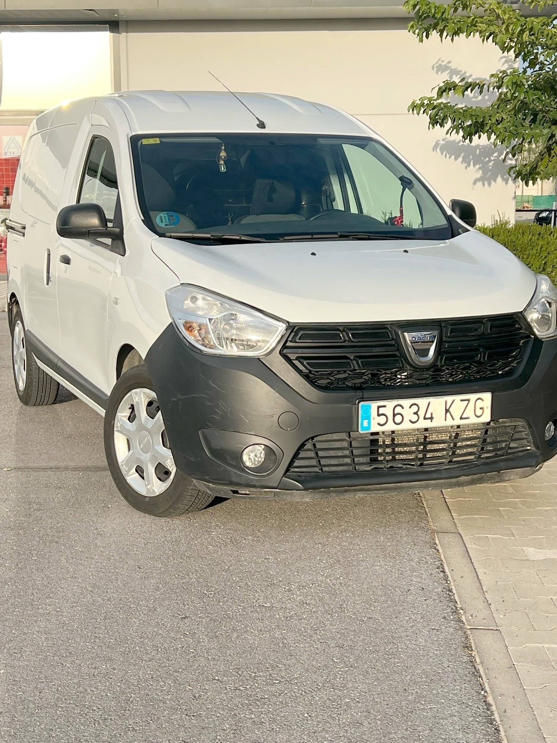 Front view from 3/4 Nissan - Yescapa