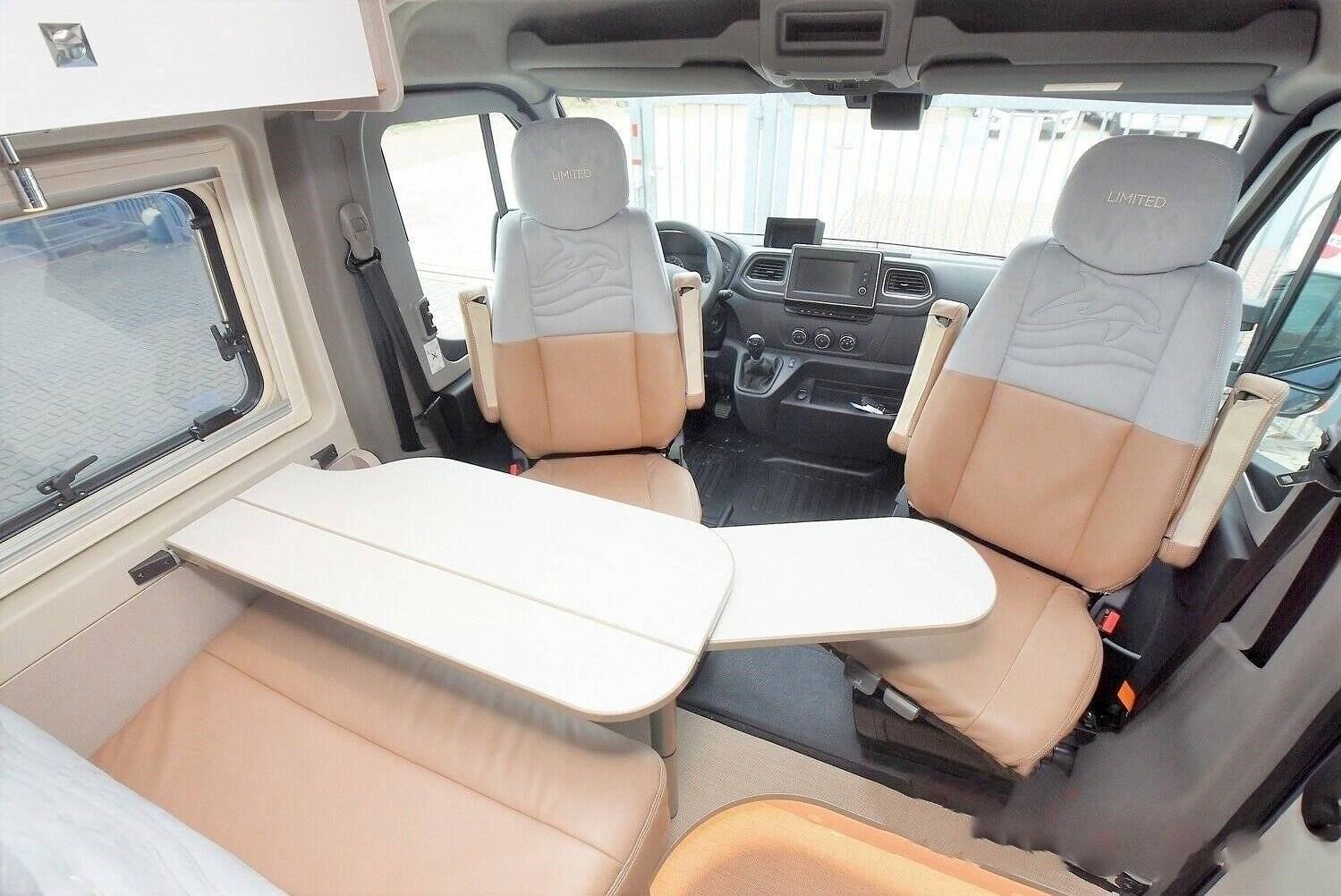 Dining Area Renault Master 3 - Yescapa
