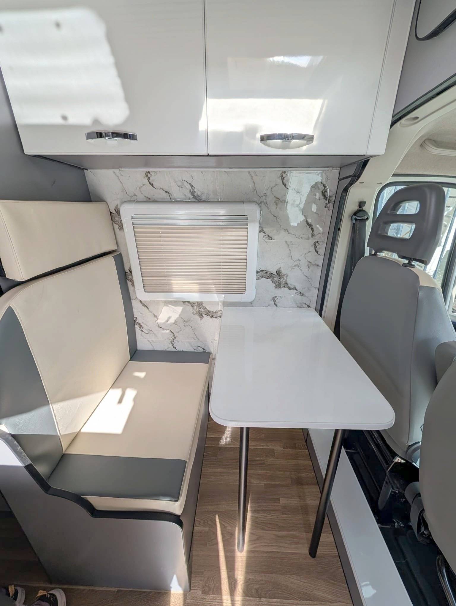 Dining Area Citroën Jumper L3 H2 - Yescapa