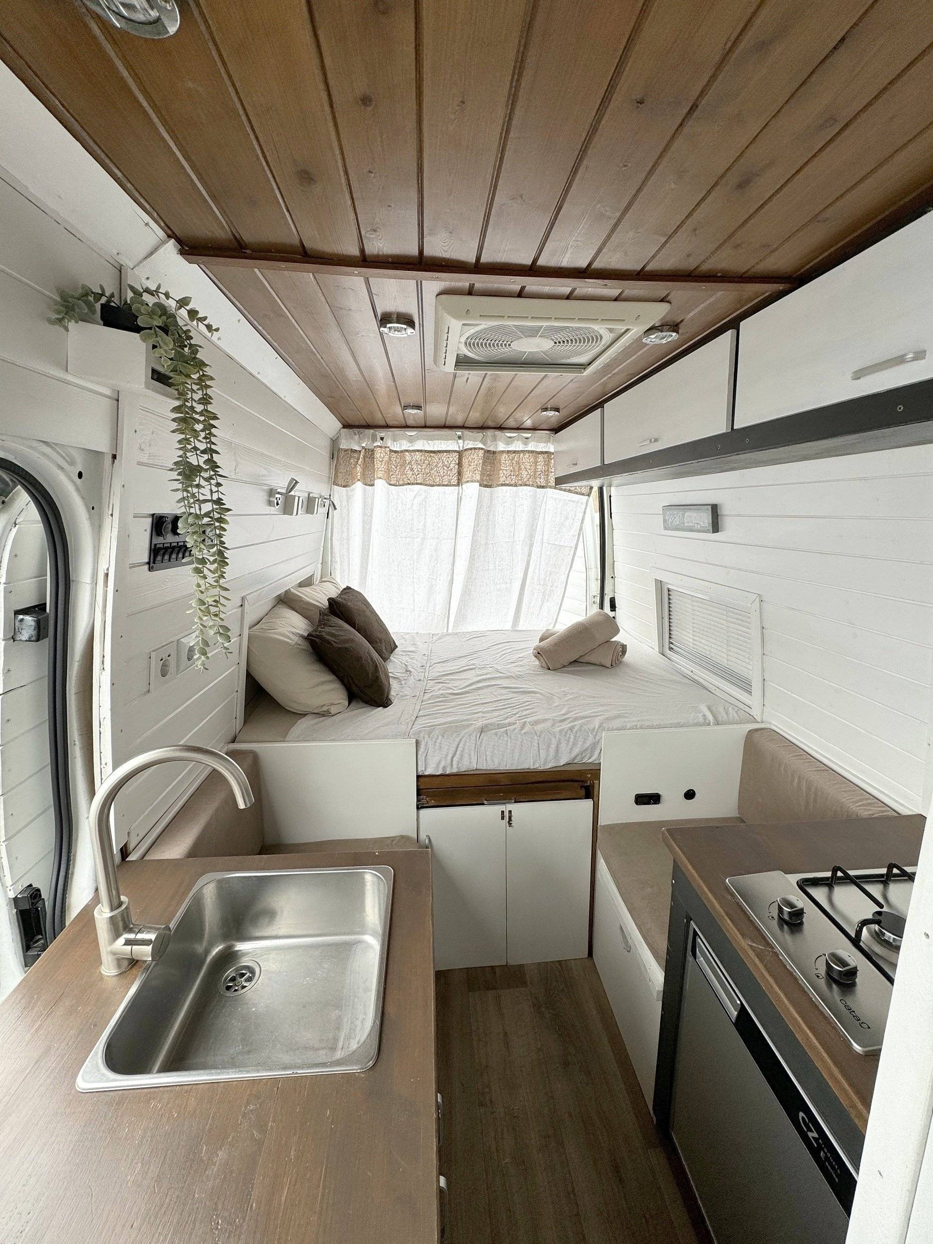 Angolo cucina Ford Transit 2,2 l TDCi 110 ch. - Yescapa