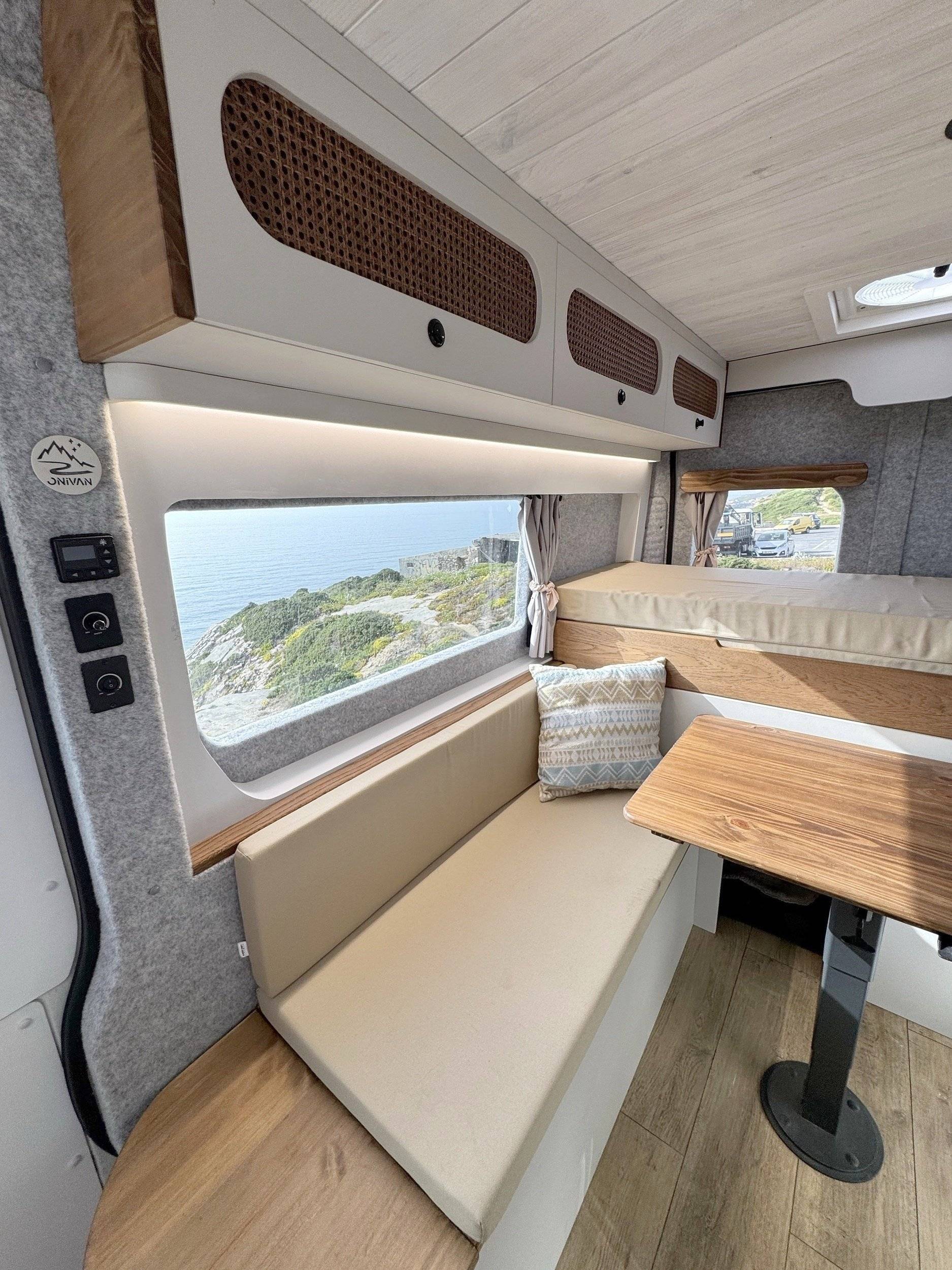 Área de jantar Fiat Ducato 2,3 l Multijet 130 ch. - Yescapa