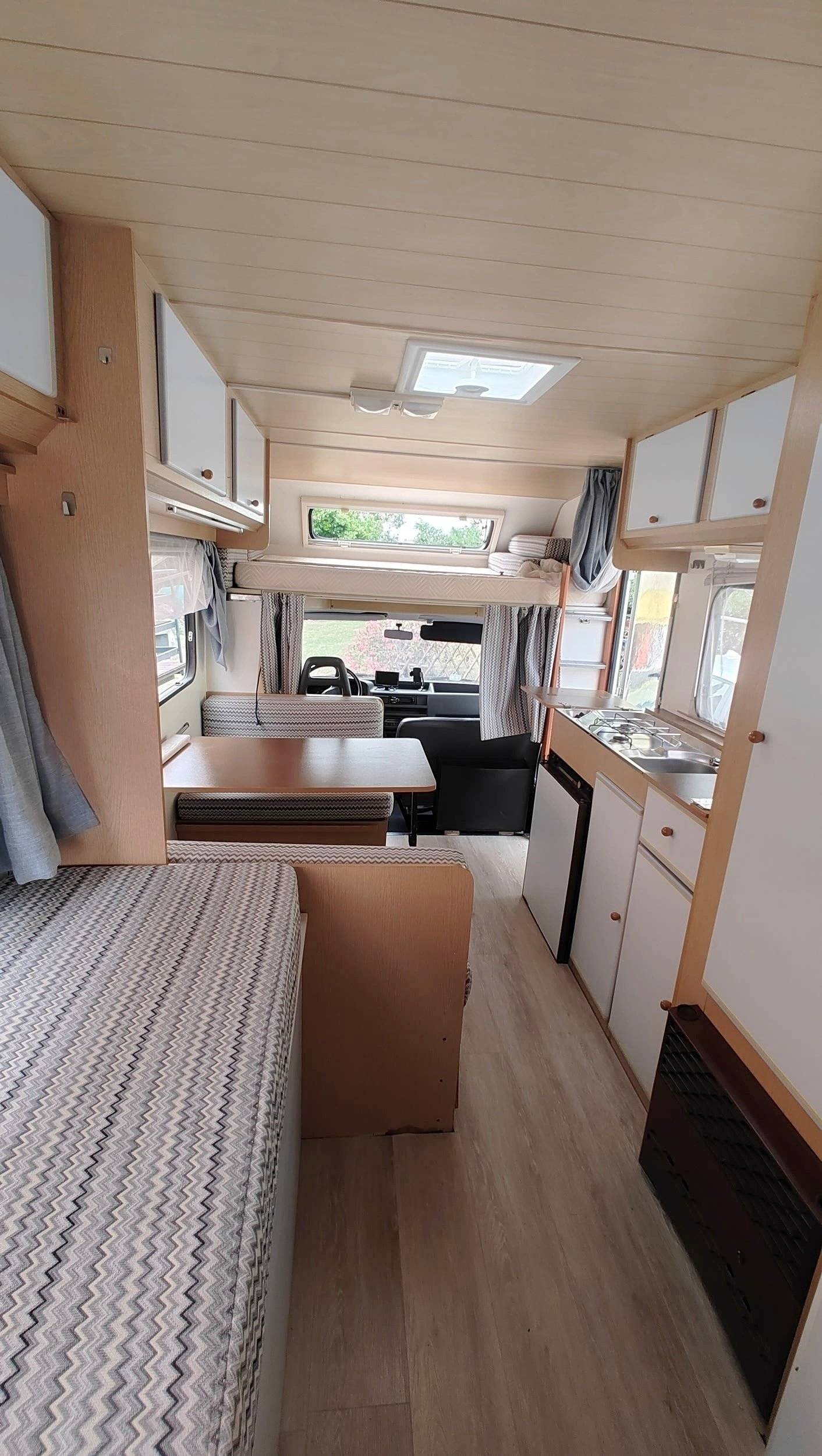 Eethoek Ford Transit 2.5 D - Yescapa