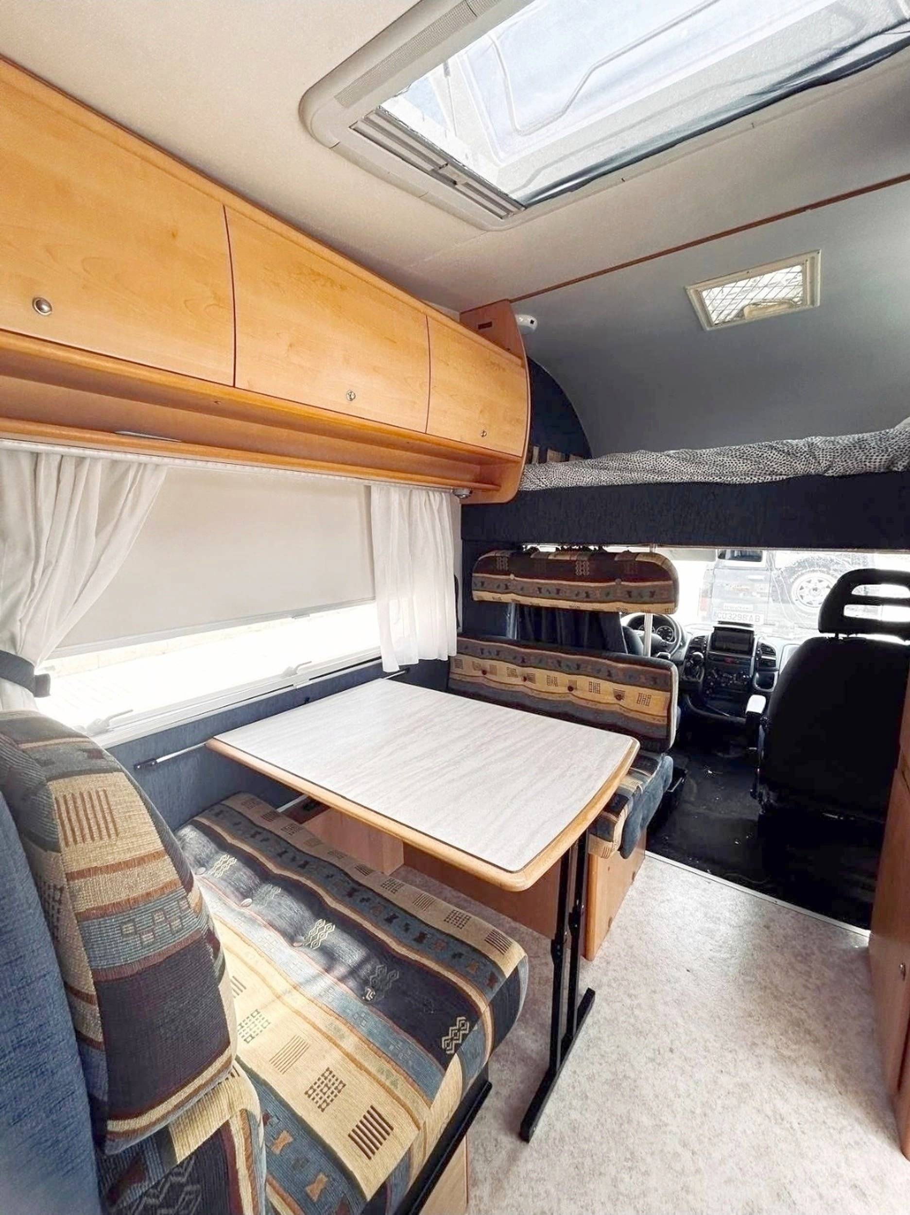 Área de jantar Fiat DUCATO - Yescapa