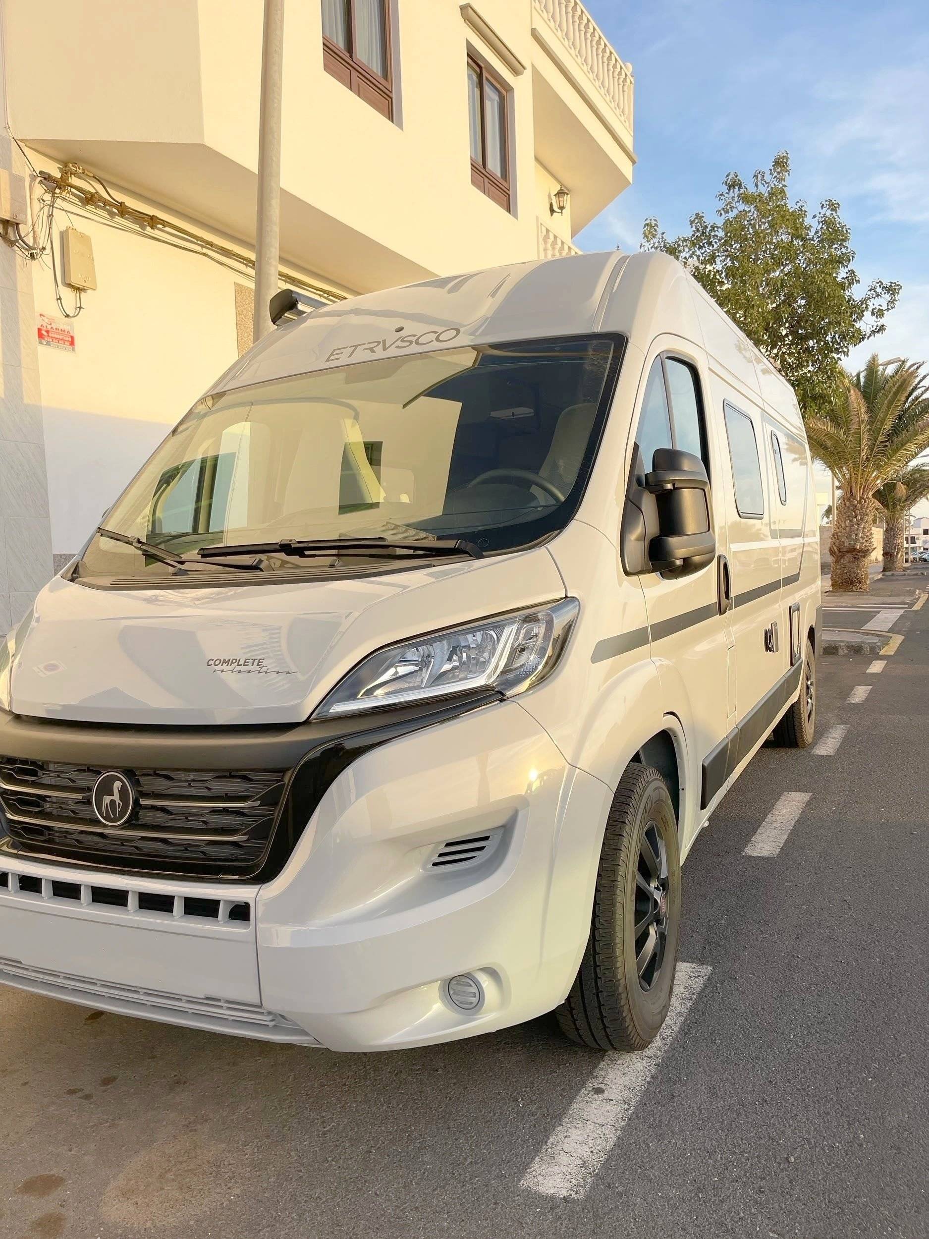 schräge Vorderansicht Fiat - Yescapa