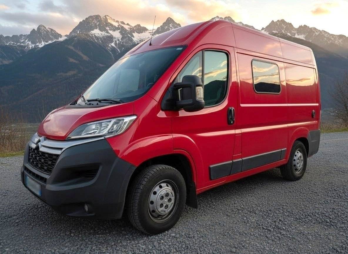 Vista de 3/4 Citroën Jumper L1H2 - Yescapa