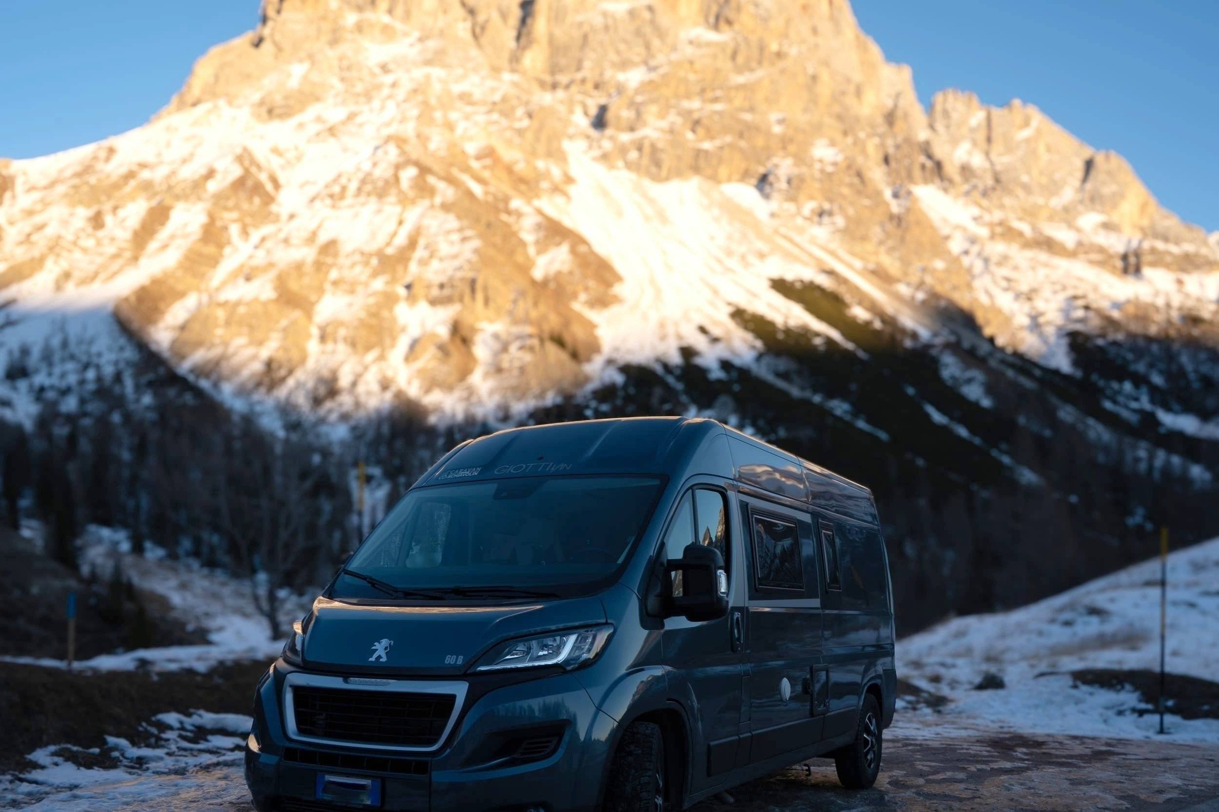 Voorkant 3/4 Peugeot Boxer 140 CV 2,2L - Yescapa