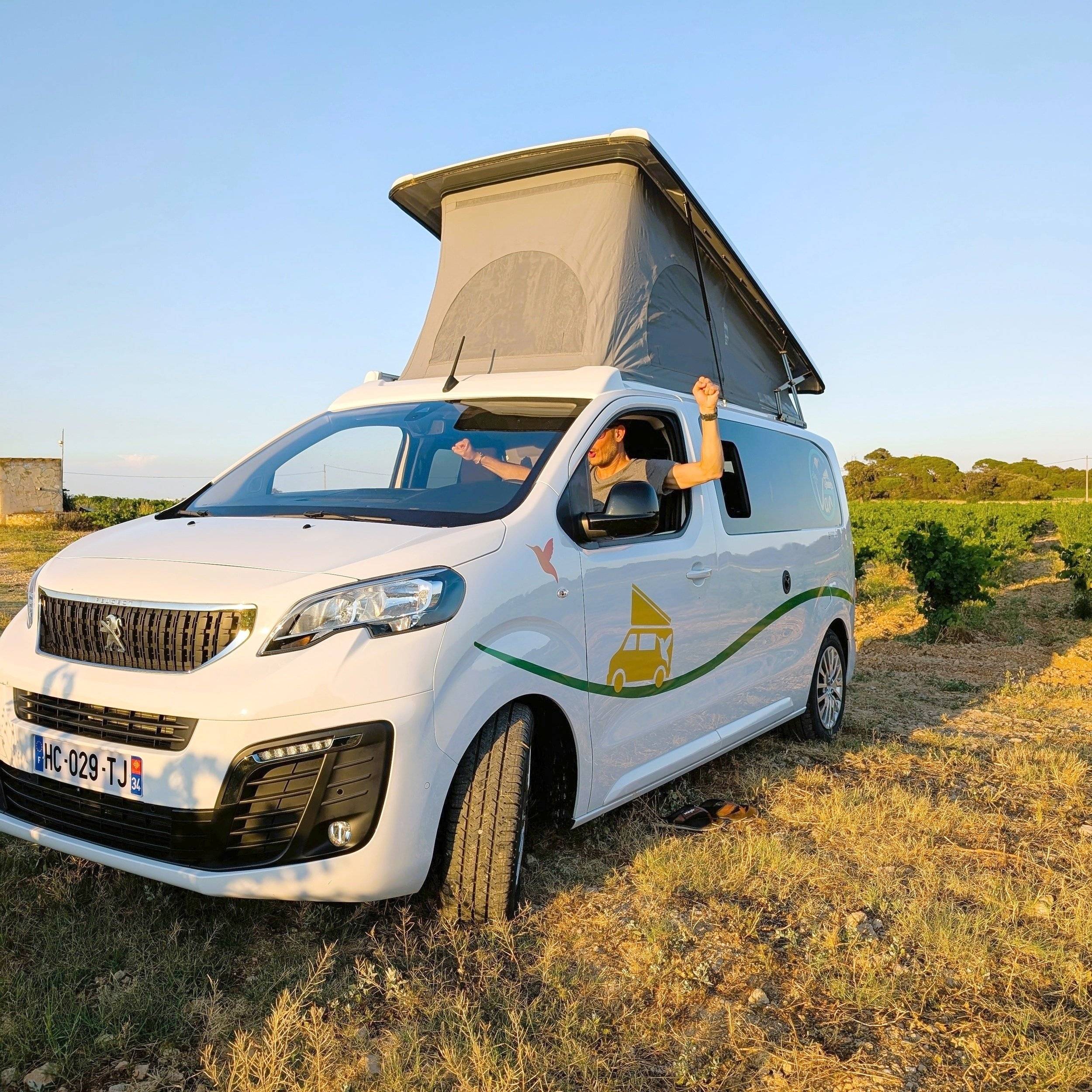 Front view from 3/4 Peugeot - Yescapa