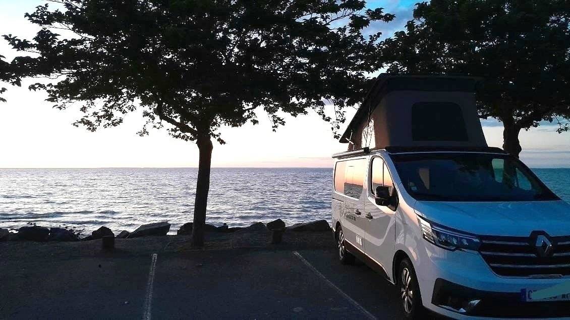 schräge Vorderansicht Renault Renault Trafic - Yescapa