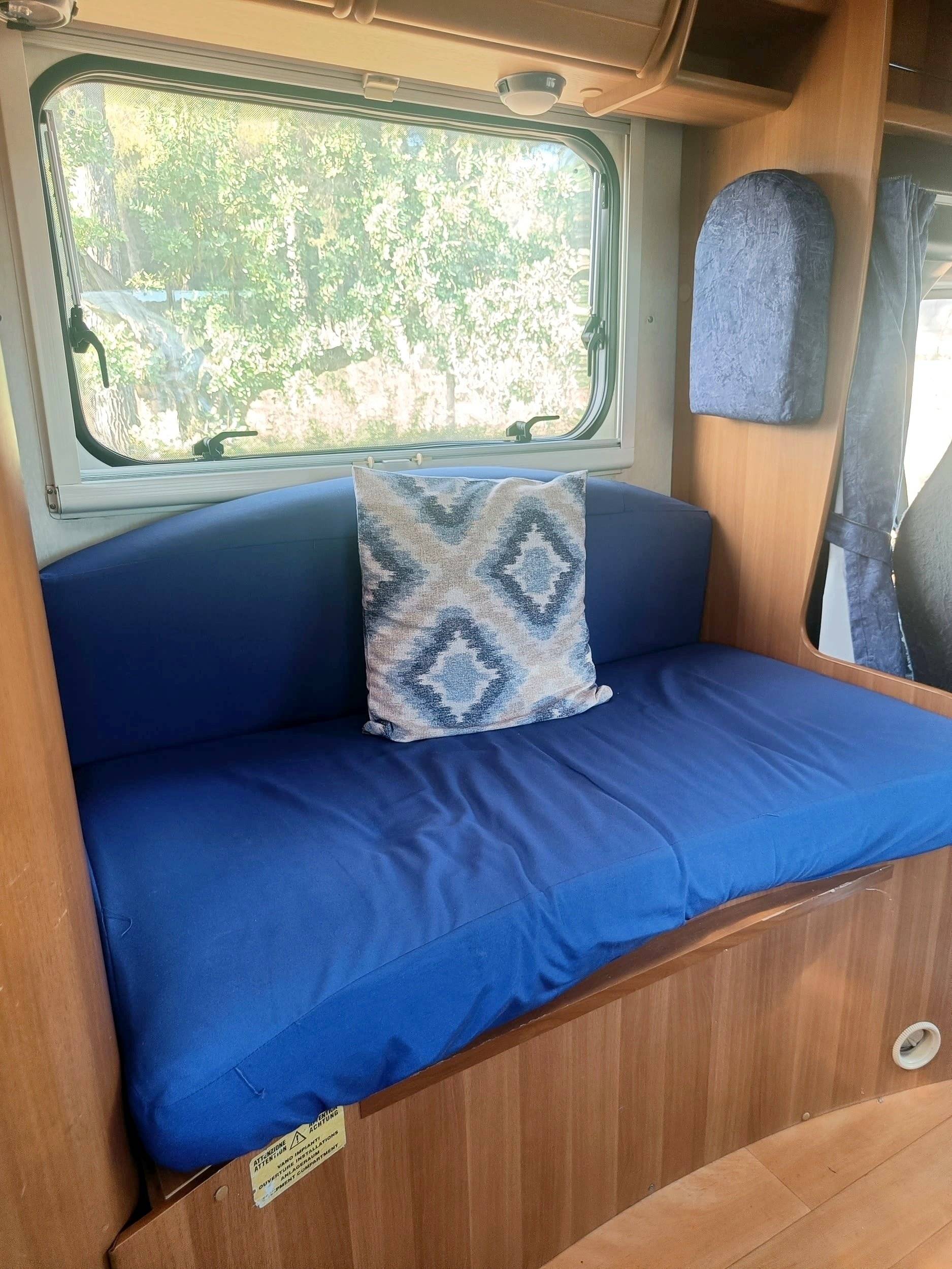 Dinette Ford Transit 350 - Yescapa