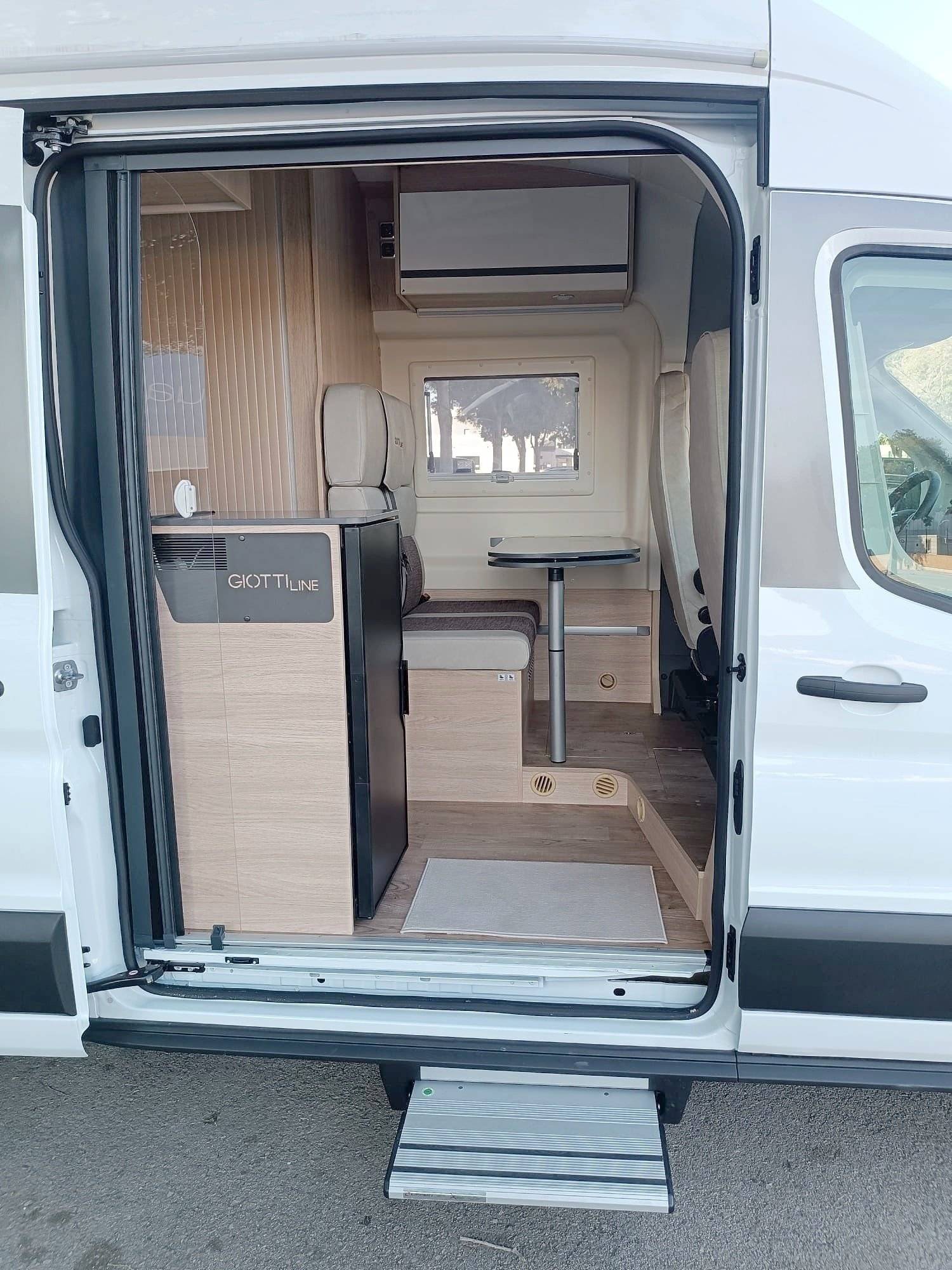 Dining Area Ford Giottiline 60FT - Yescapa