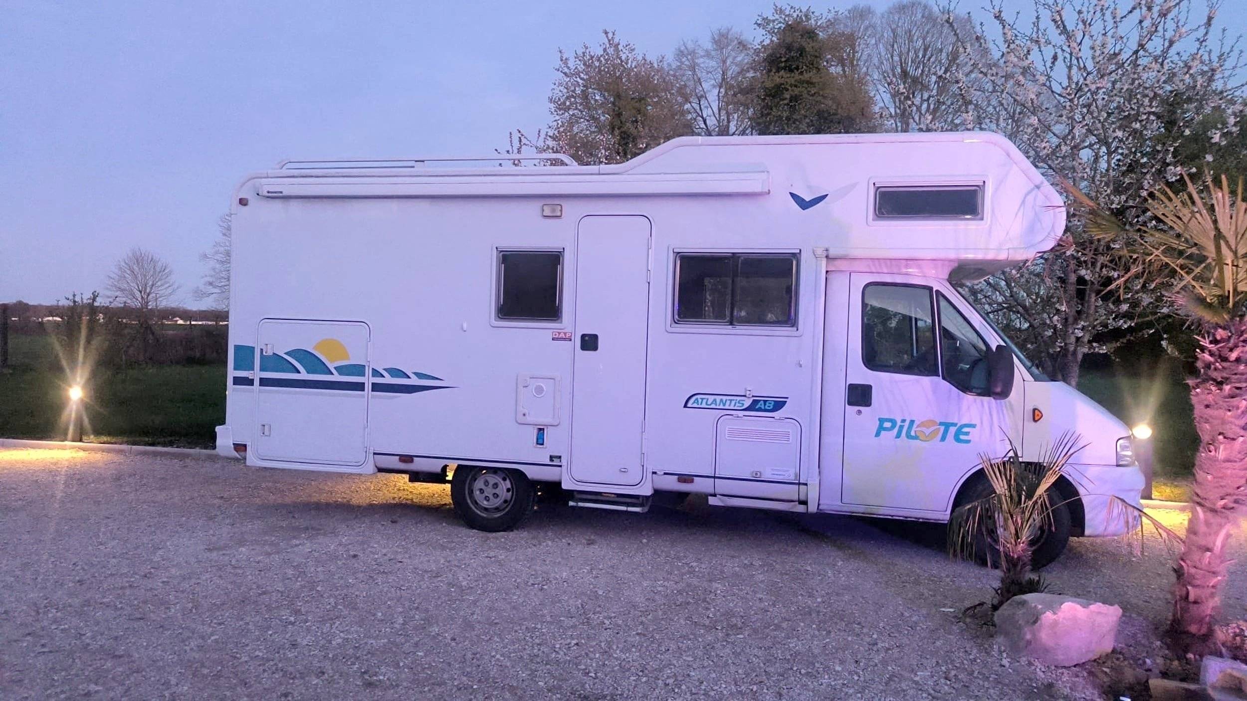 Vue avant de 3/4 Fiat Ducato 2.8 JTD - Yescapa