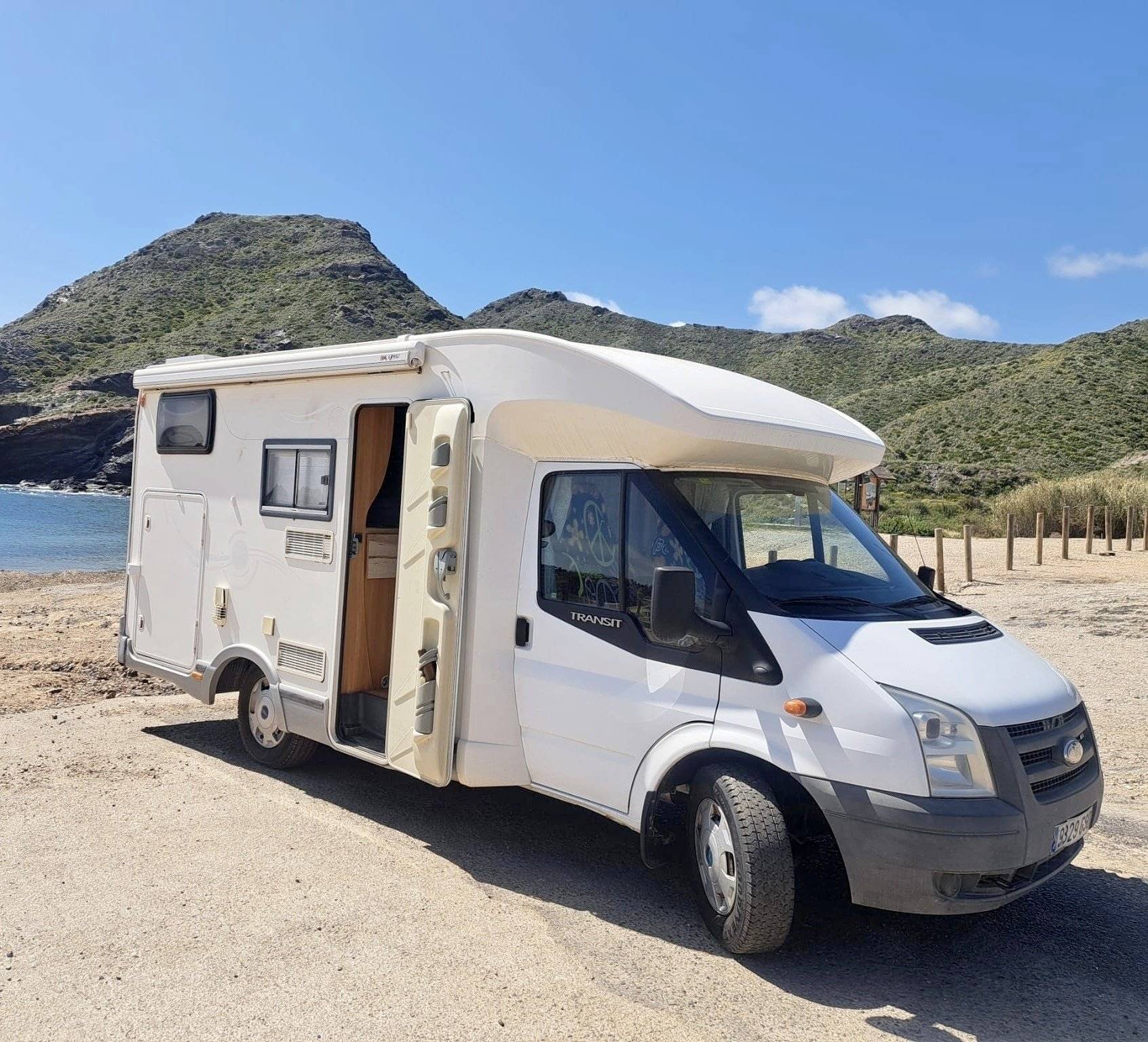 Vista de 3/4 Ford Challenger Genesis - Yescapa