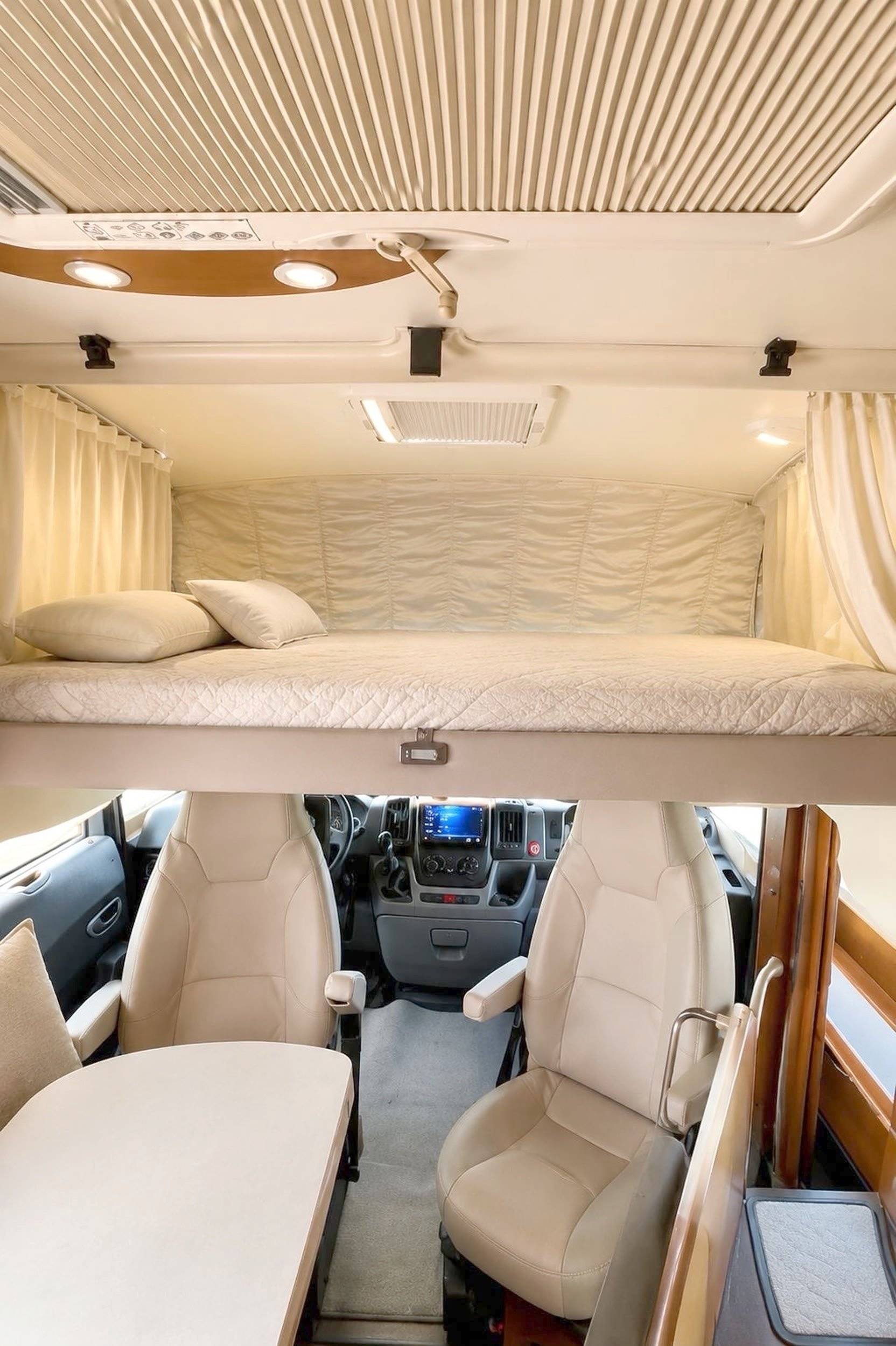 Couchages Fiat PILOTE P 746 Fc Essentiel Ducato 35L 2L3 Mjet 140 Euro 6D diesel - Yescapa