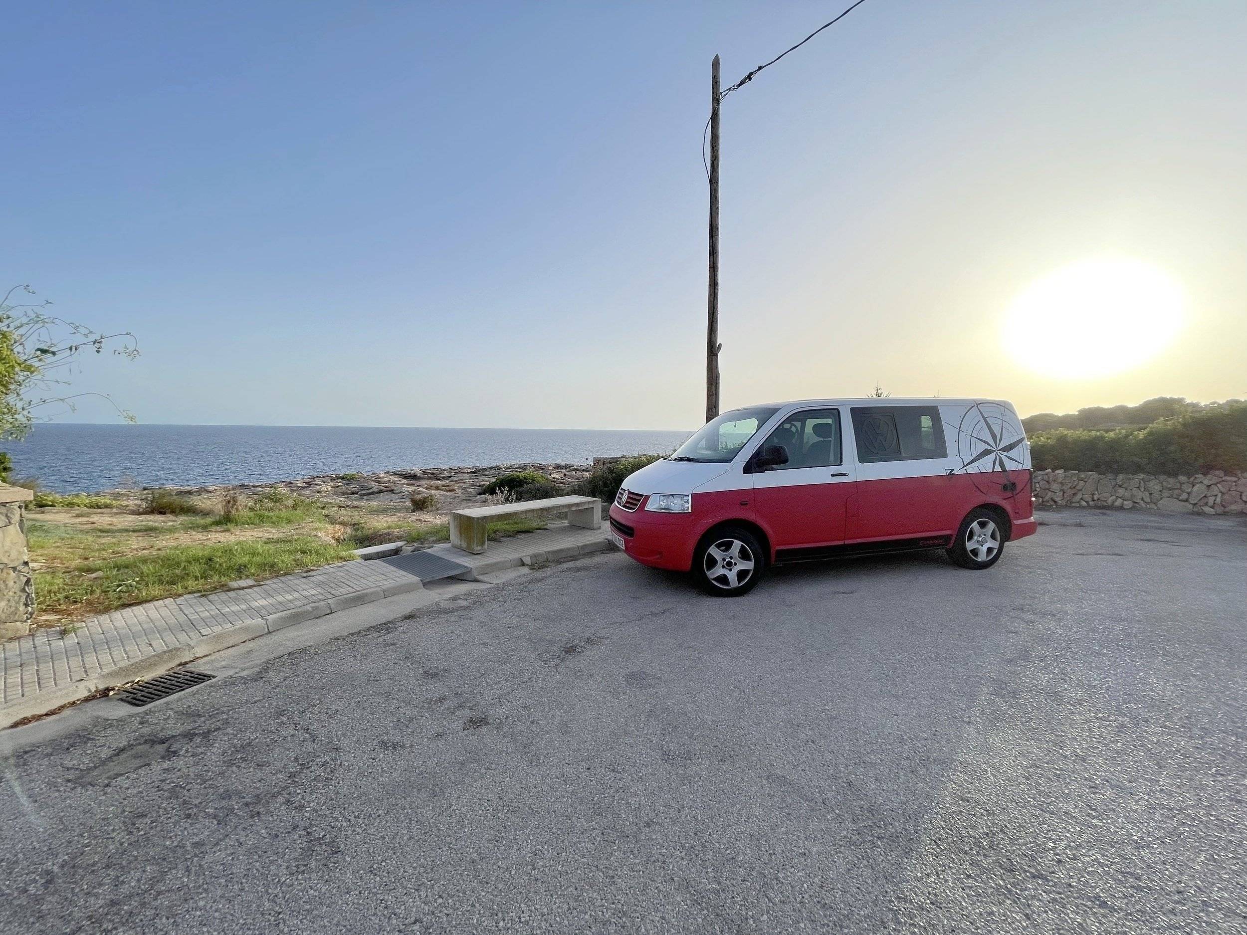 Front view from 3/4 Volkswagen Transporter T5 - Yescapa