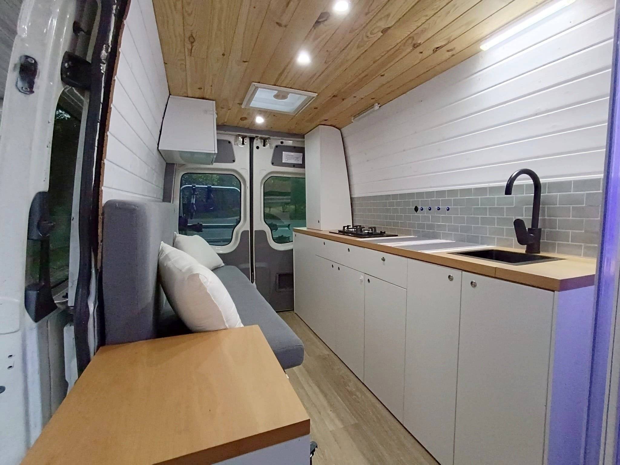 Dining Area Volkswagen Crafter 2,5 l 109 ch - Yescapa