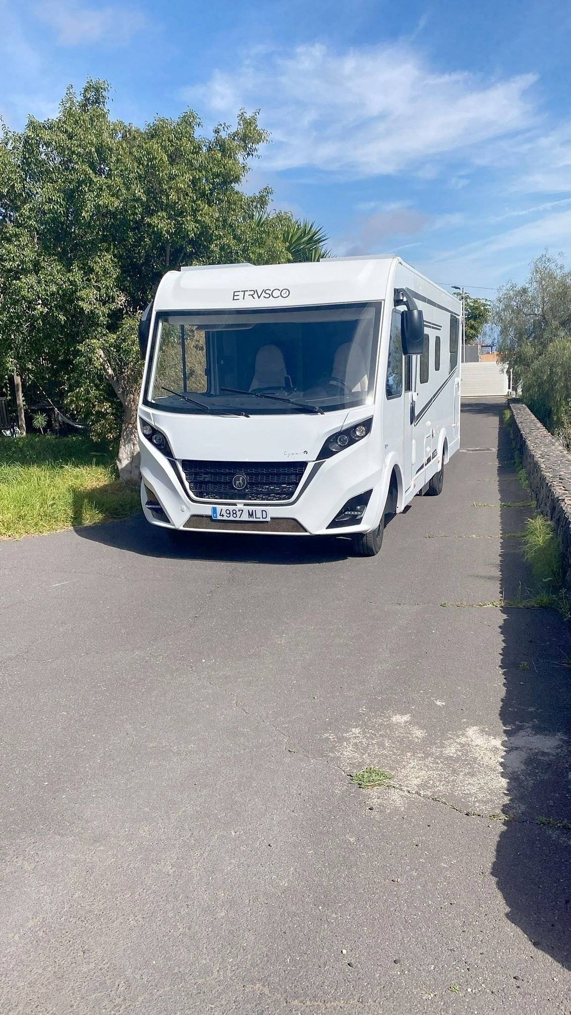 Front view from 3/4 Fiat - Yescapa