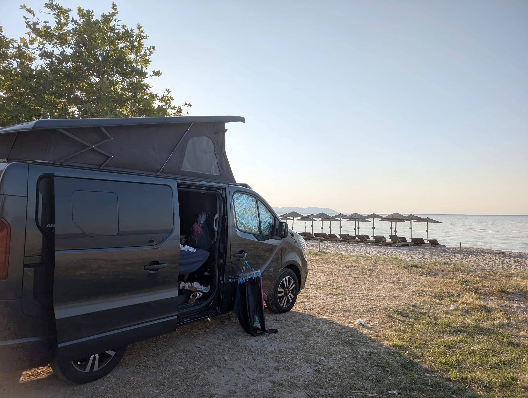Front view from 3/4 Renault RENAULT TRAFIC III EDC DCI 150 L1H1 2.8T - Yescapa