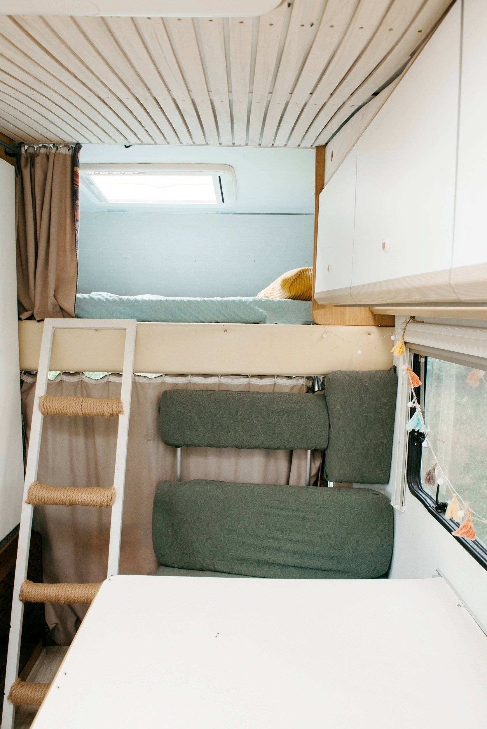 Dining Area Fiat ducato 1.9 TD - Yescapa