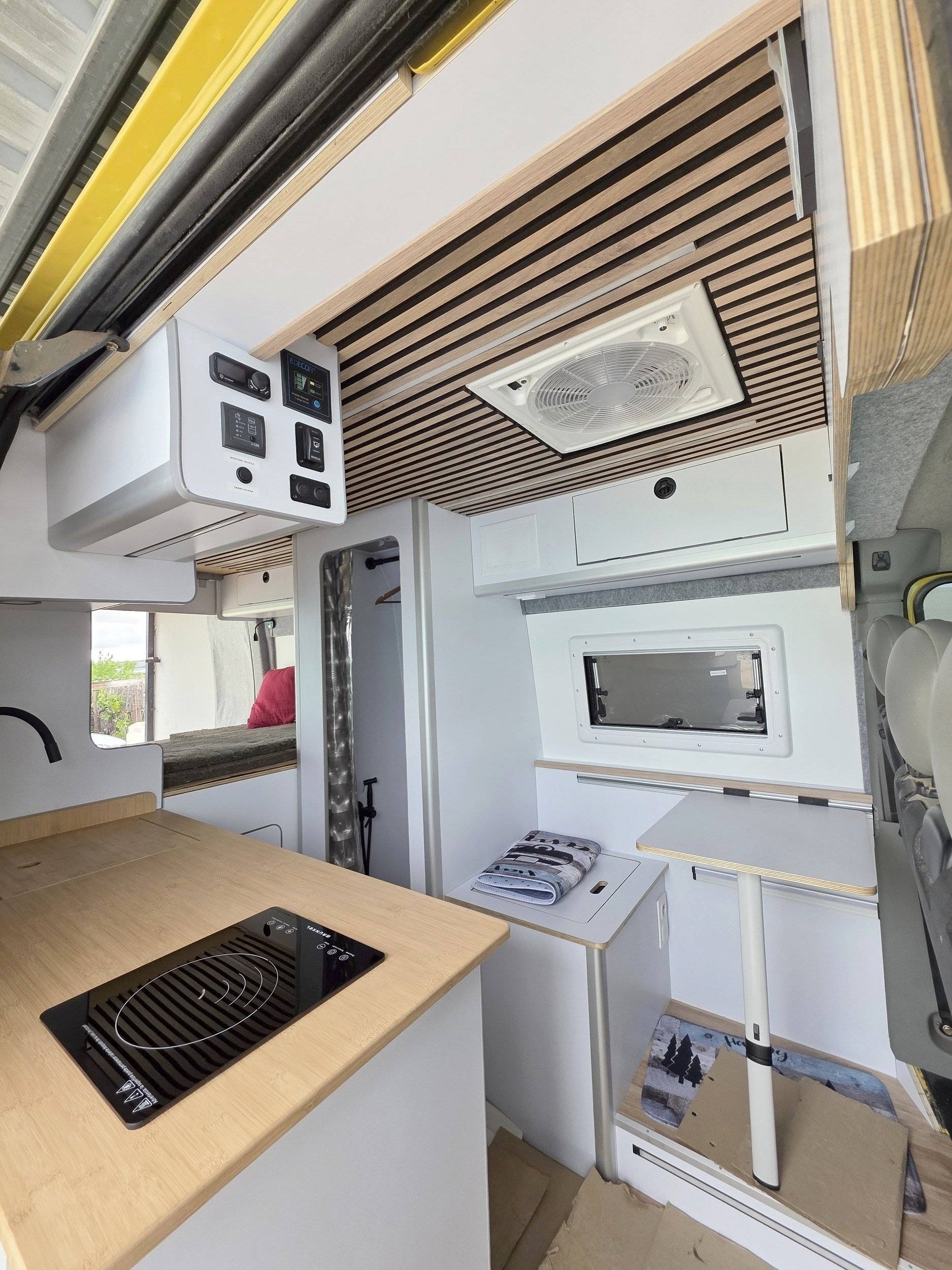 Dinette Renault Master 2,5 l dCi 120 ch. - Yescapa