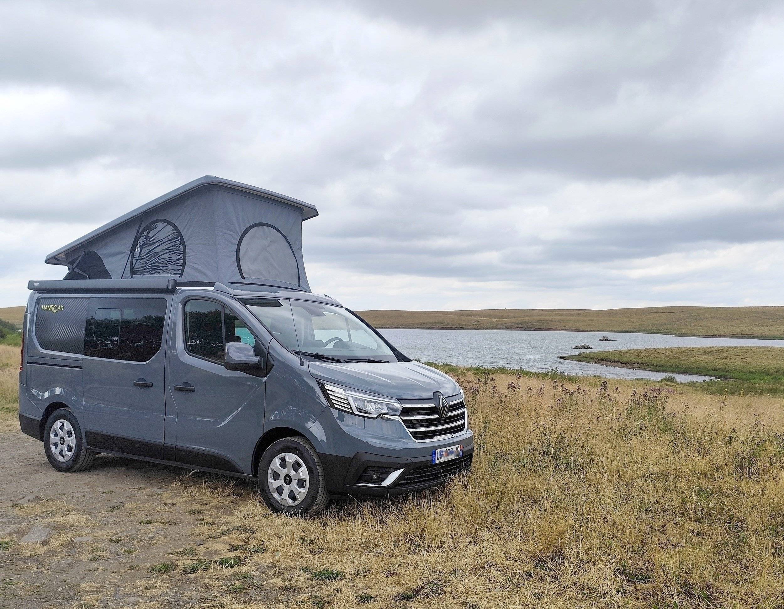 Vue avant de 3/4 Renault Trafic 150cv Boite auto - Yescapa