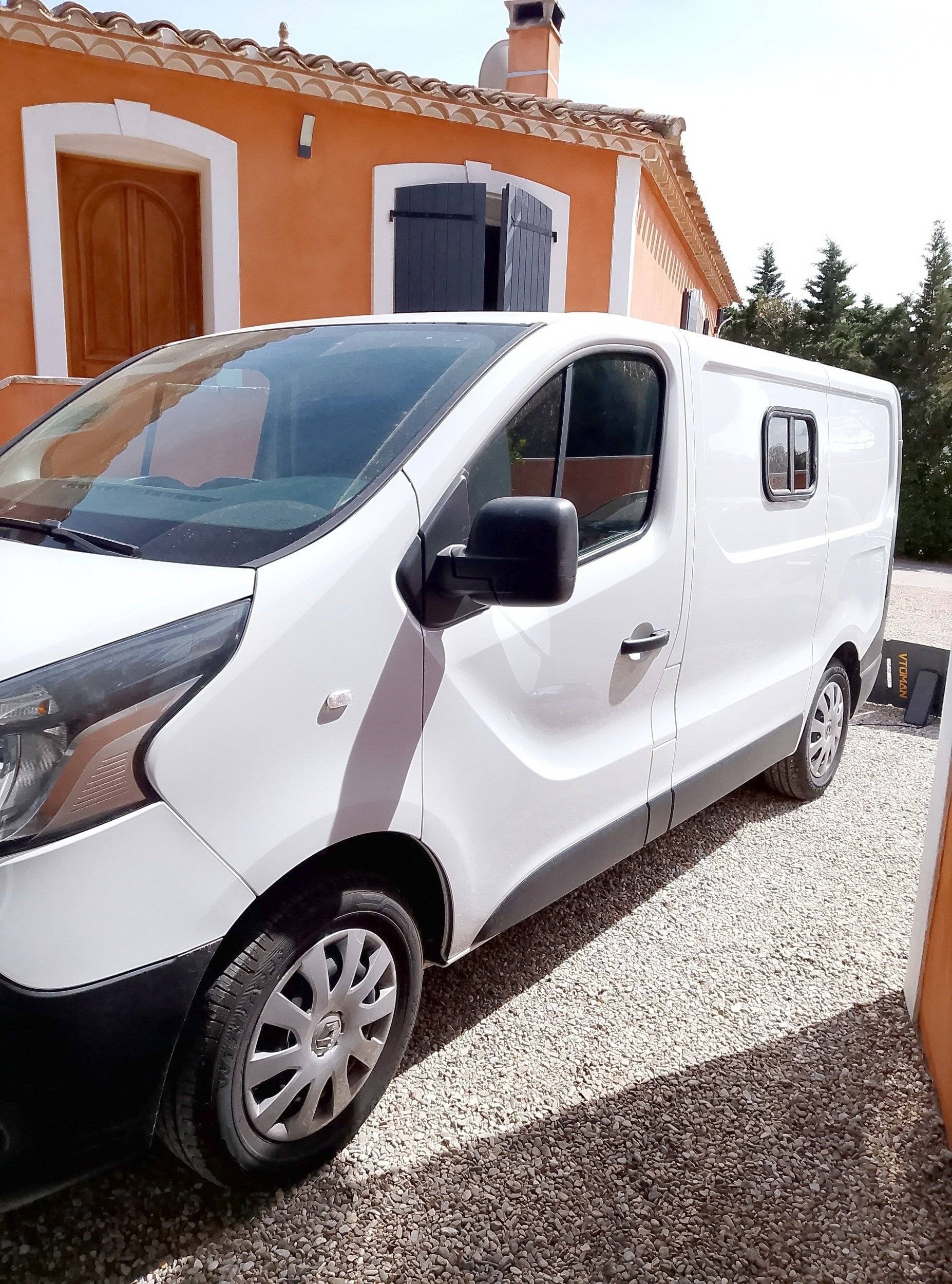 Front view from 3/4 Renault 2,0 l 90 ch - Yescapa