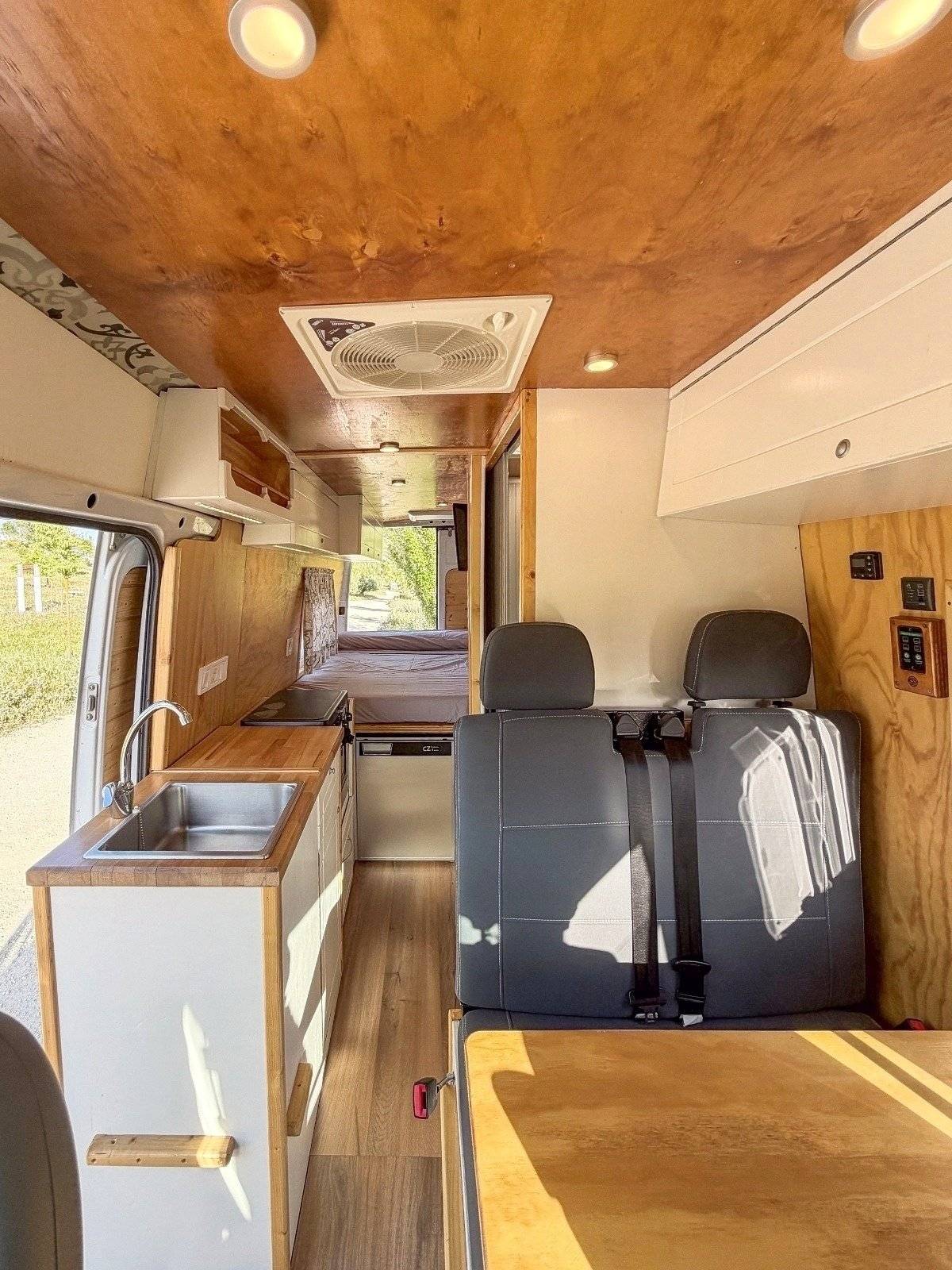 Voorkant 3/4 Mercedes Sprinter 313CDI - Yescapa