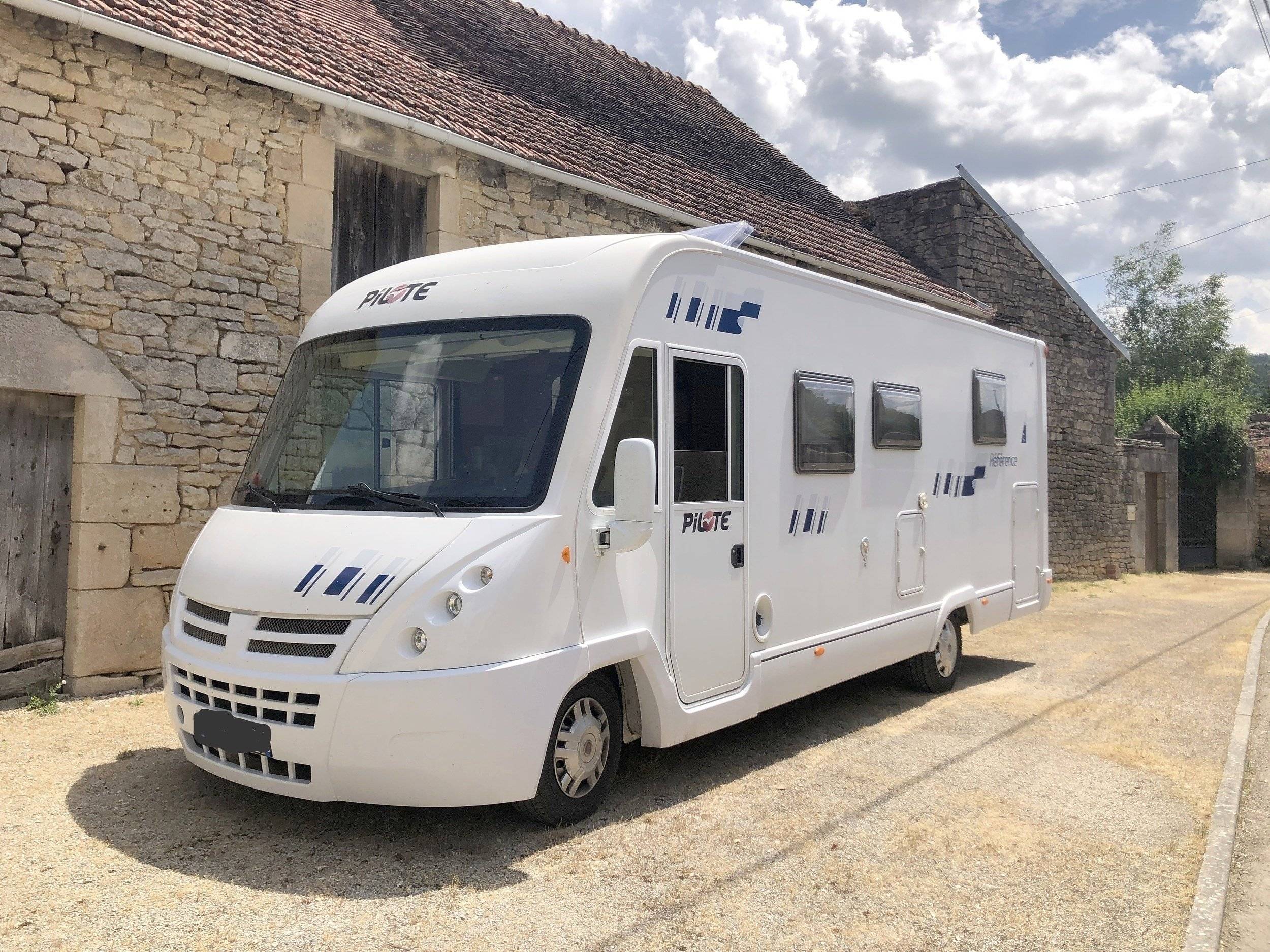 Vue avant de 3/4 Fiat 2,3 l 130 ch - Yescapa