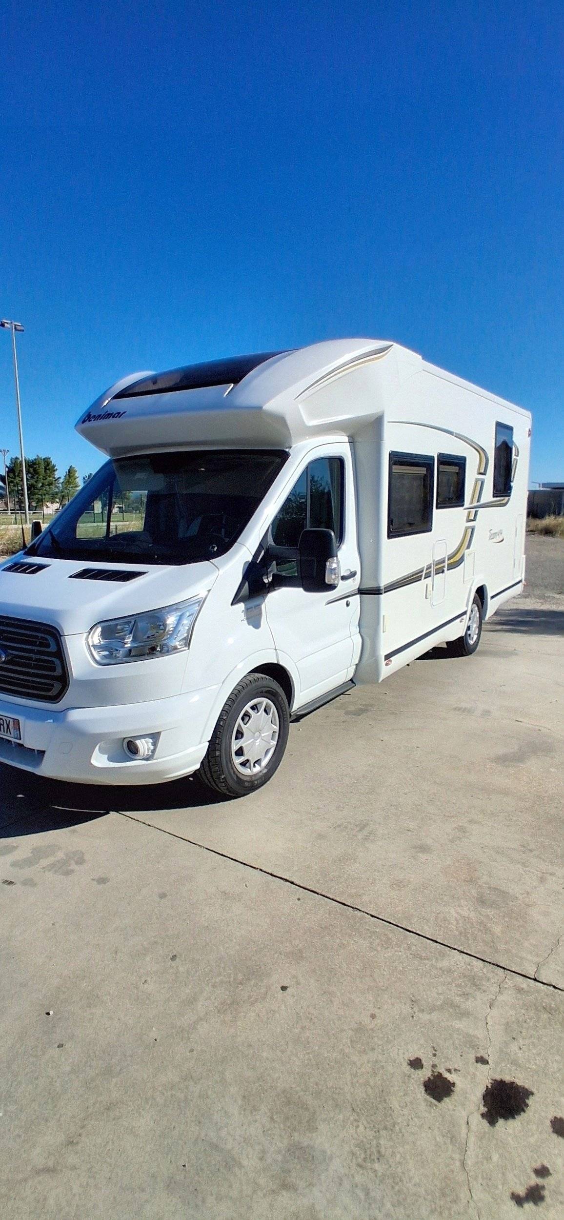 Front view from 3/4 Ford Transit 2,2l TDCi 155 ch. - Yescapa