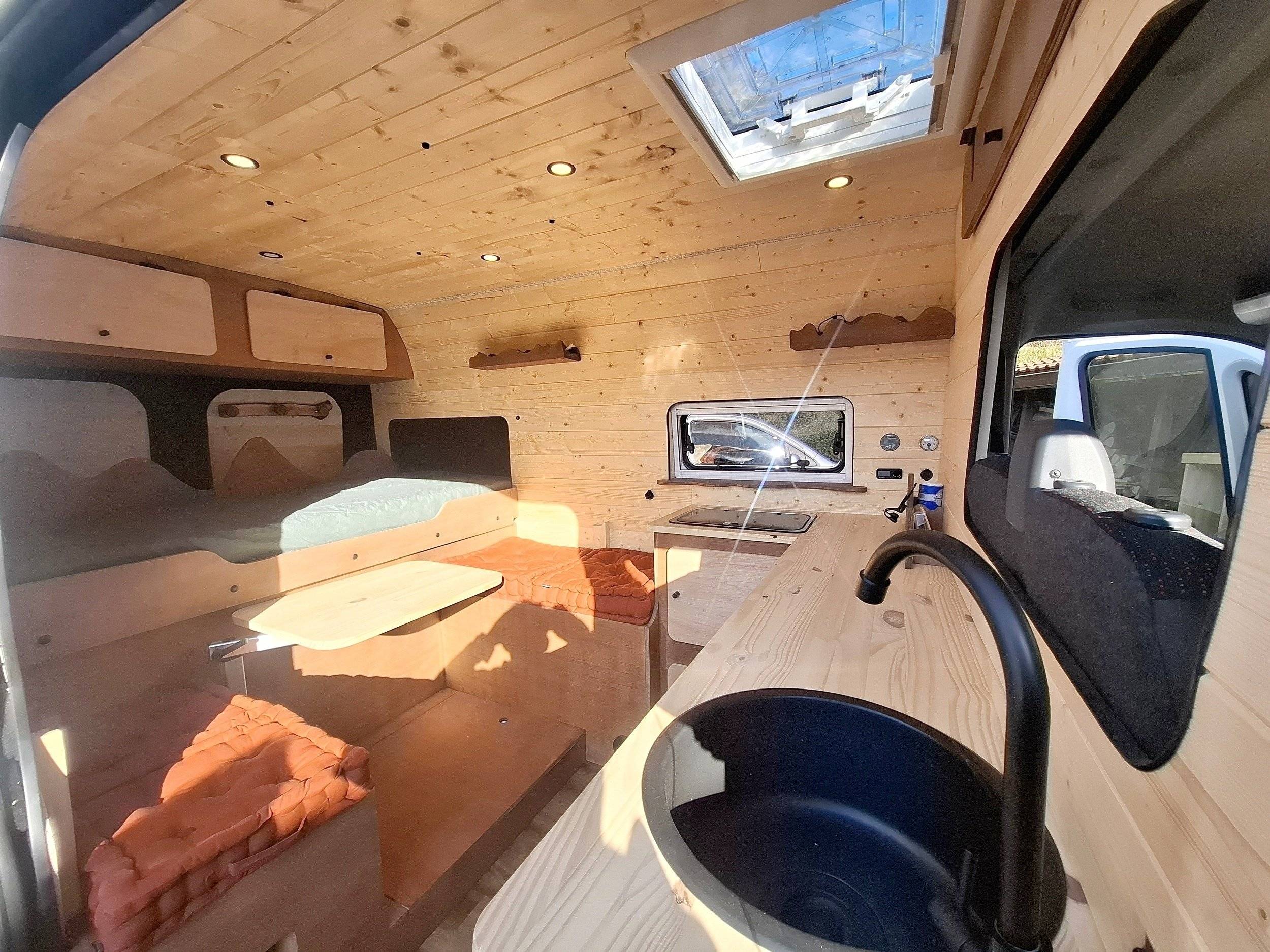 Vue avant de 3/4 Peugeot Boxer 2,0 l 130 ch - Yescapa