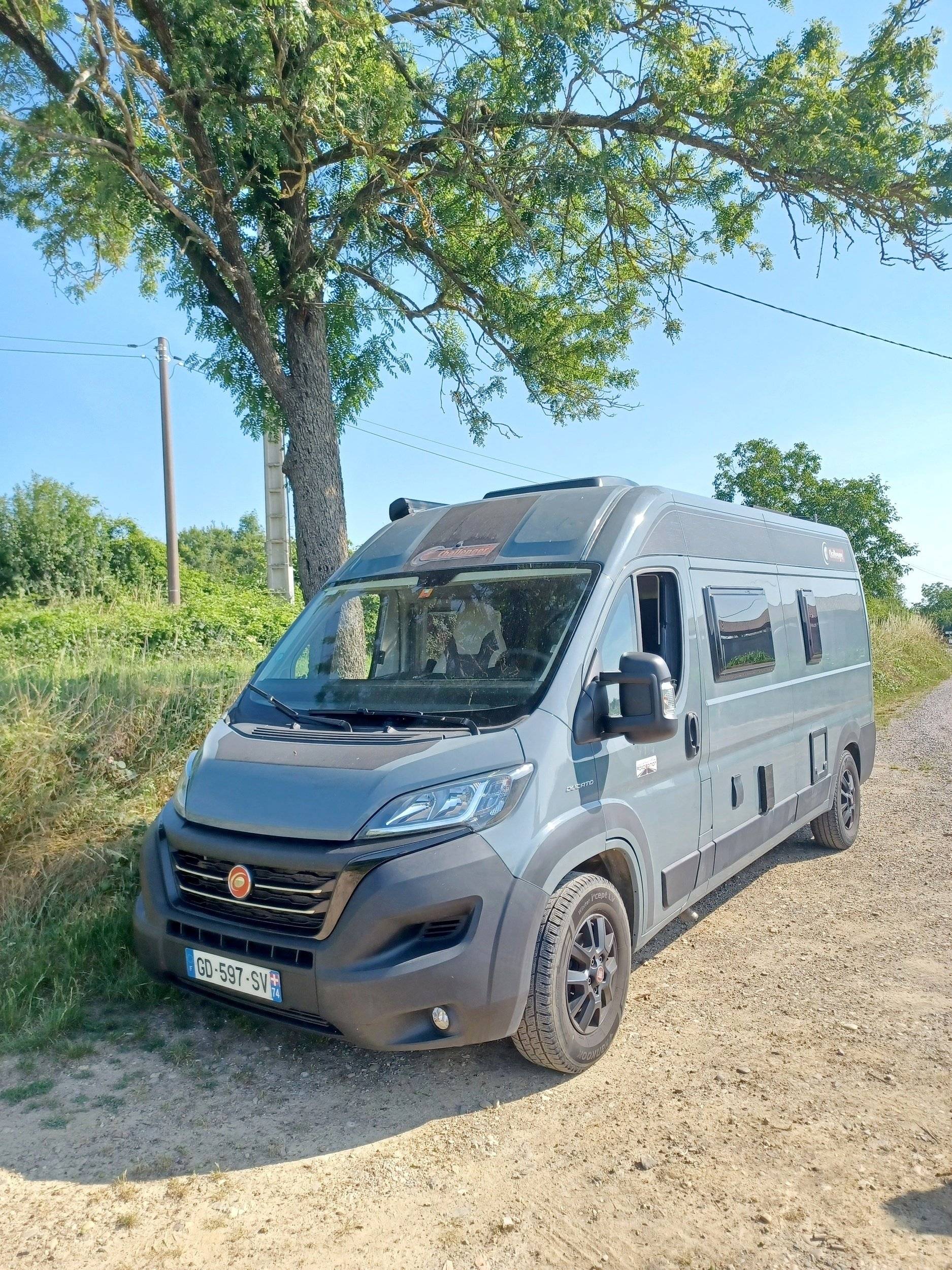 Vue avant de 3/4 Fiat - Yescapa