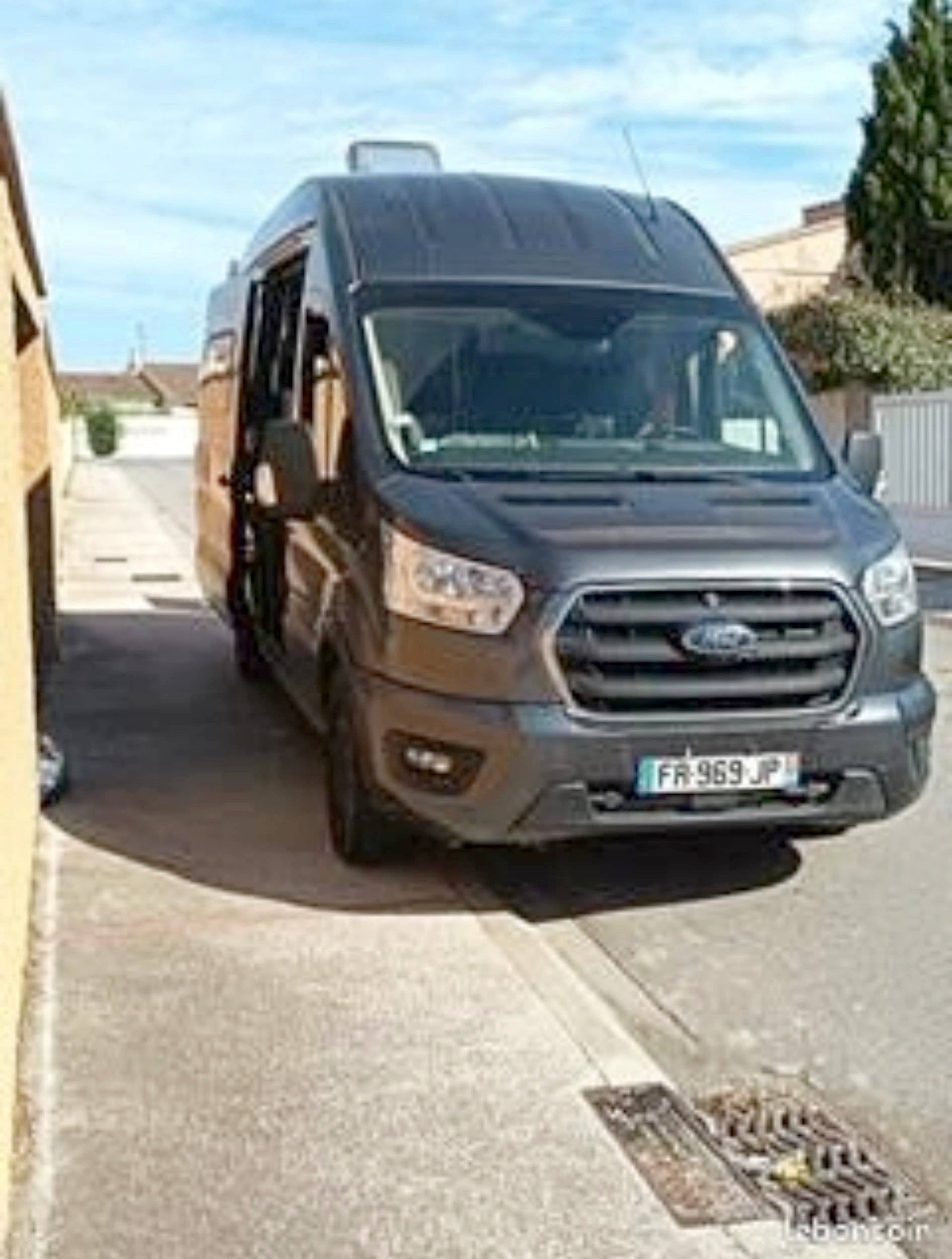 Vista del vehículo ángulo delantero Fiat Transit 2,0 l 170 ch - Yescapa