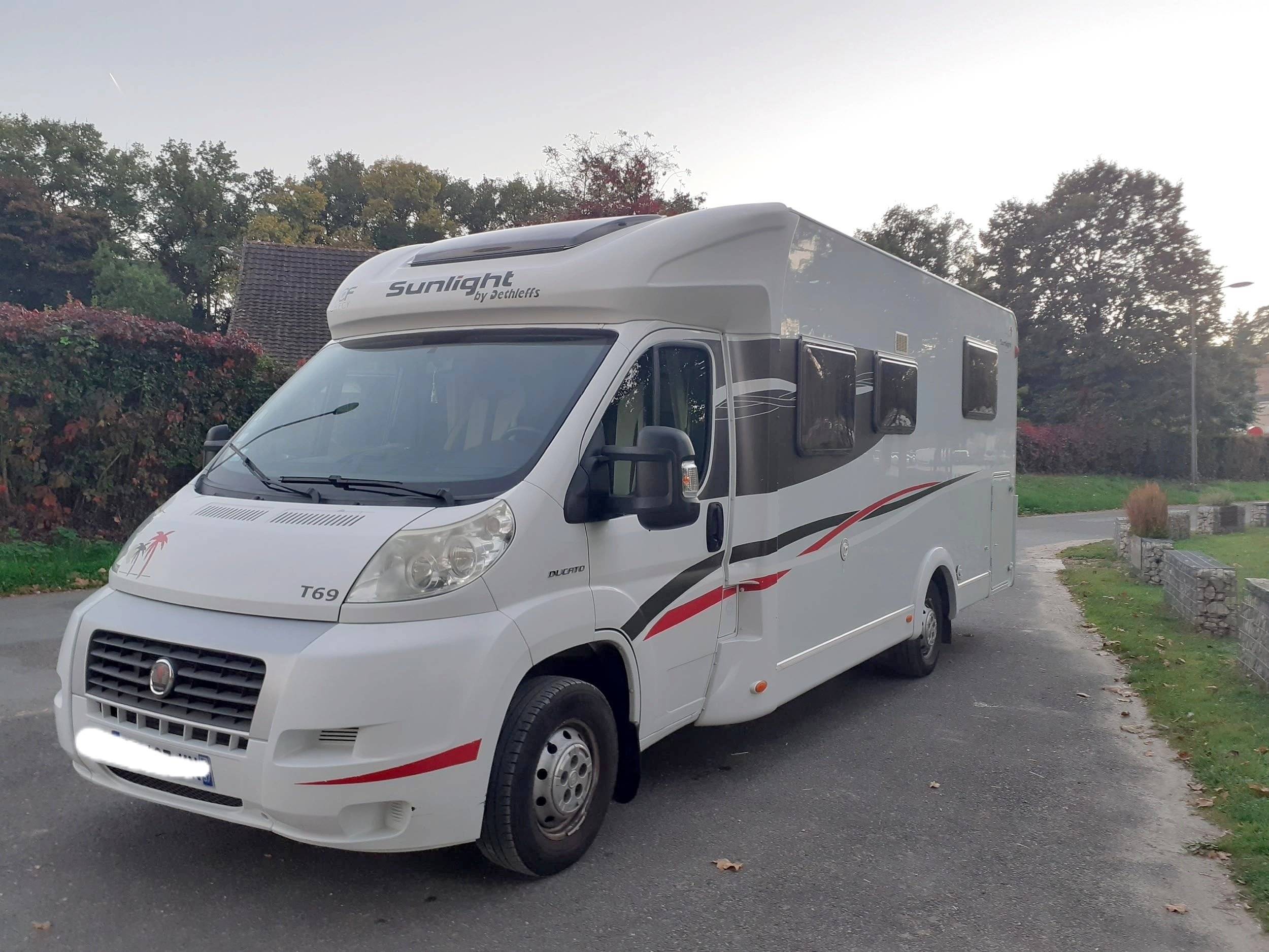 Vista del vehículo ángulo delantero Fiat Ducato 2,2 l Multijet 130 ch. - Yescapa