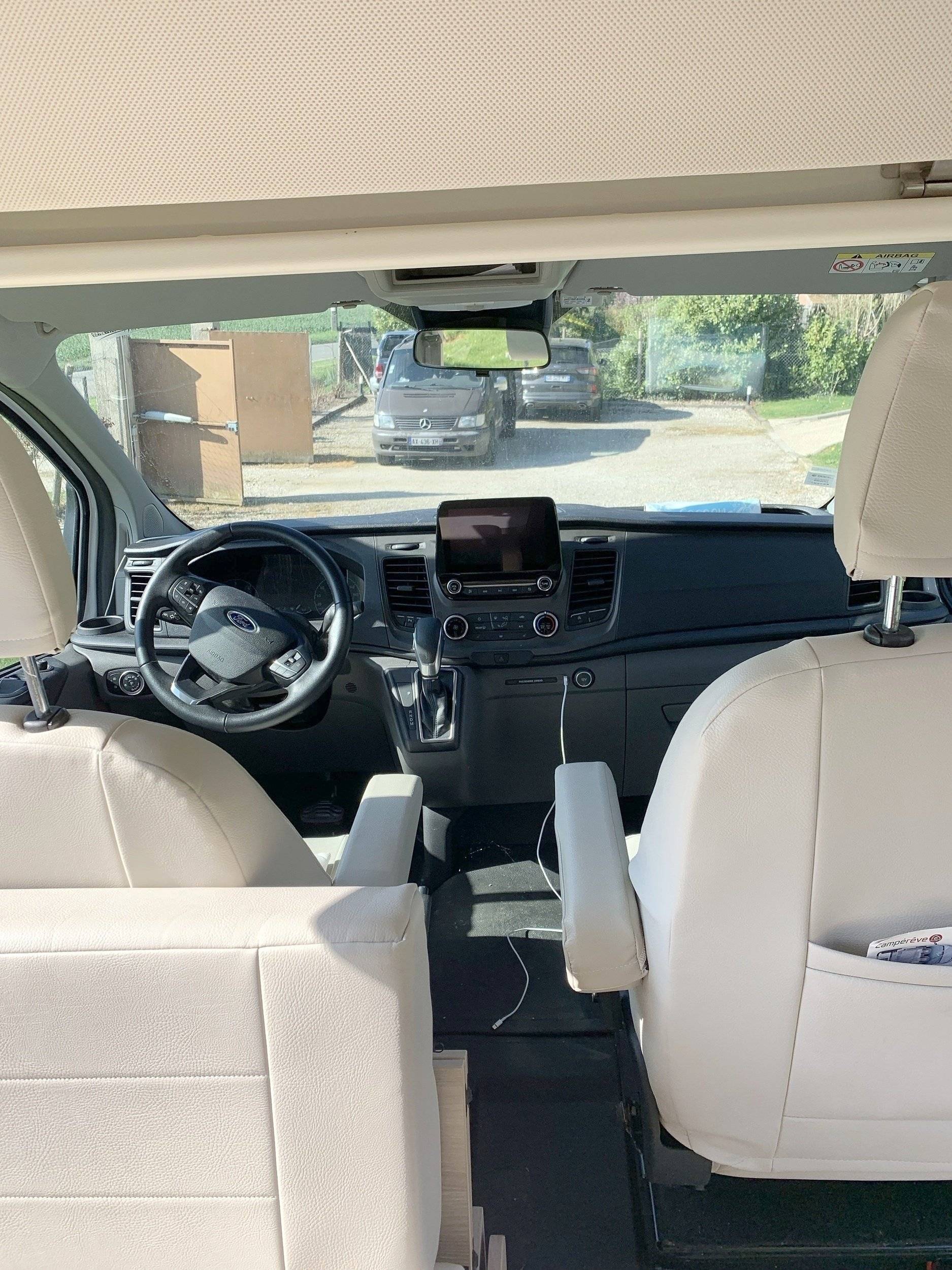 Fahrerbereich Ford Transit 2,2 l TDCi 130 ch. - Yescapa